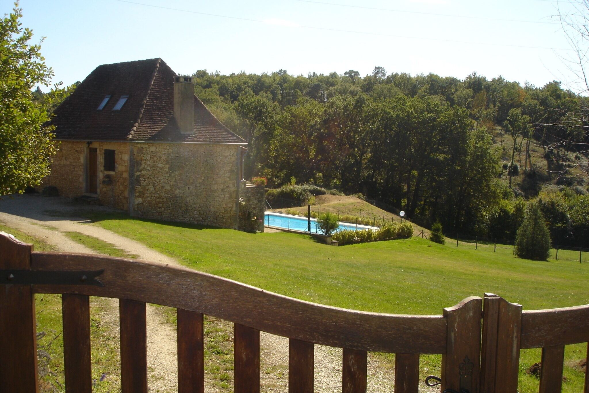 Gite située dans une zone boisée et calme, avec jardin et piscine privée.