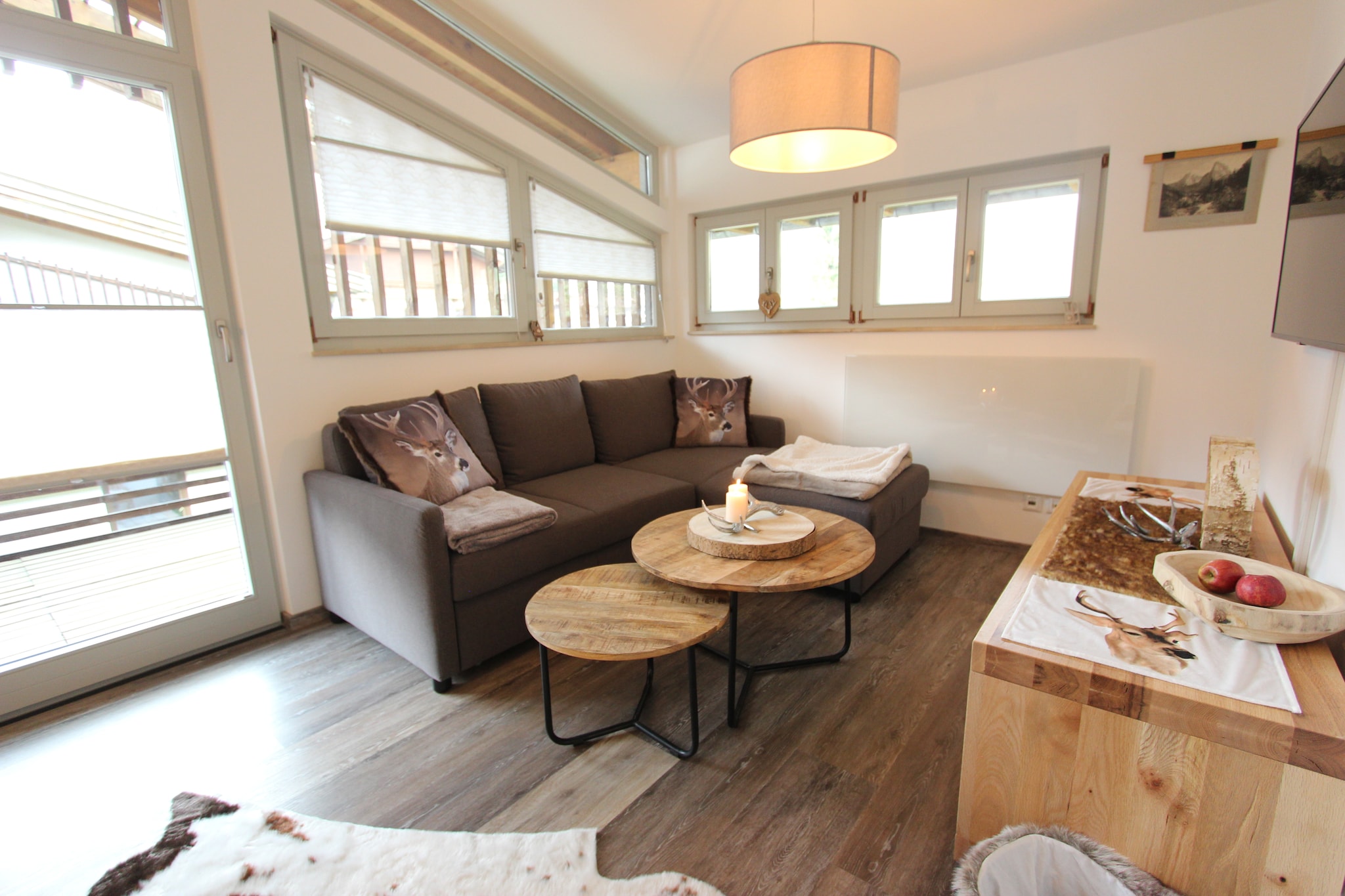 This modernly furnished holiday apartment for a maximum of 5 people is located on the first floor of a detached holiday home in Kirchdorf in Tirol, offers a fantastic view of the Wilder Kaiser and is ideal for families. Both in summer and winter, this apartment is a wonderful starting point to discover the Kitzbühel Alps and enjoy the cozy Austrian atmosphere.
The holiday apartment offers a spacious living/dining room, an open modern fully equipped kitchen, 2 large bedrooms and 1 bathroom, balcony and storage room for skis and ski accessories. You can park directly in the on-site garage (for a fee).
In winter you can ski, snowboard and cross-country ski in Kirchdorf and the surrounding area. The family ski area in Kirchdorf in the Kitzbühel Alps with a view of the Kaiser and 2 kilometers of slopes is particularly suitable for families with a practice area and slopes with guaranteed snow. From there it is just a few meters to the lift entrance to the St. Johann in Tirol - Oberndorf ski area with 42 kilometers of slopes and 8 lifts. The ski bus in Kirchdorf takes you to other ski areas in the region free of charge.
In summer you can use the numerous hiking and mountain bike trails or even fly with a paraglider! In the immediate vicinity of the holiday apartment is the Kaiserquell wellness center with numerous wellness facilities. The surrounding towns such as St. Johann in Tirol, Kirchberg and the sophisticated Kitzbühel are also worth a visit! Numerous high-quality restaurants are within walking distance, such as the Jagdschlössl, the Kramerhof or the Gasthof Mitterjager.
There are plenty of shopping opportunities for your daily needs right in town.