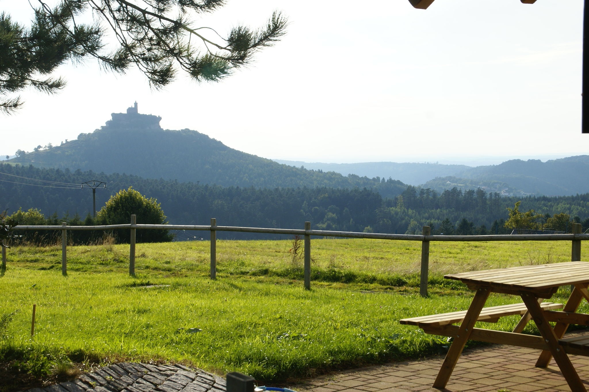 Grand chalet avec vue magnifique dans le paysage verdoyant de la Moselle en France