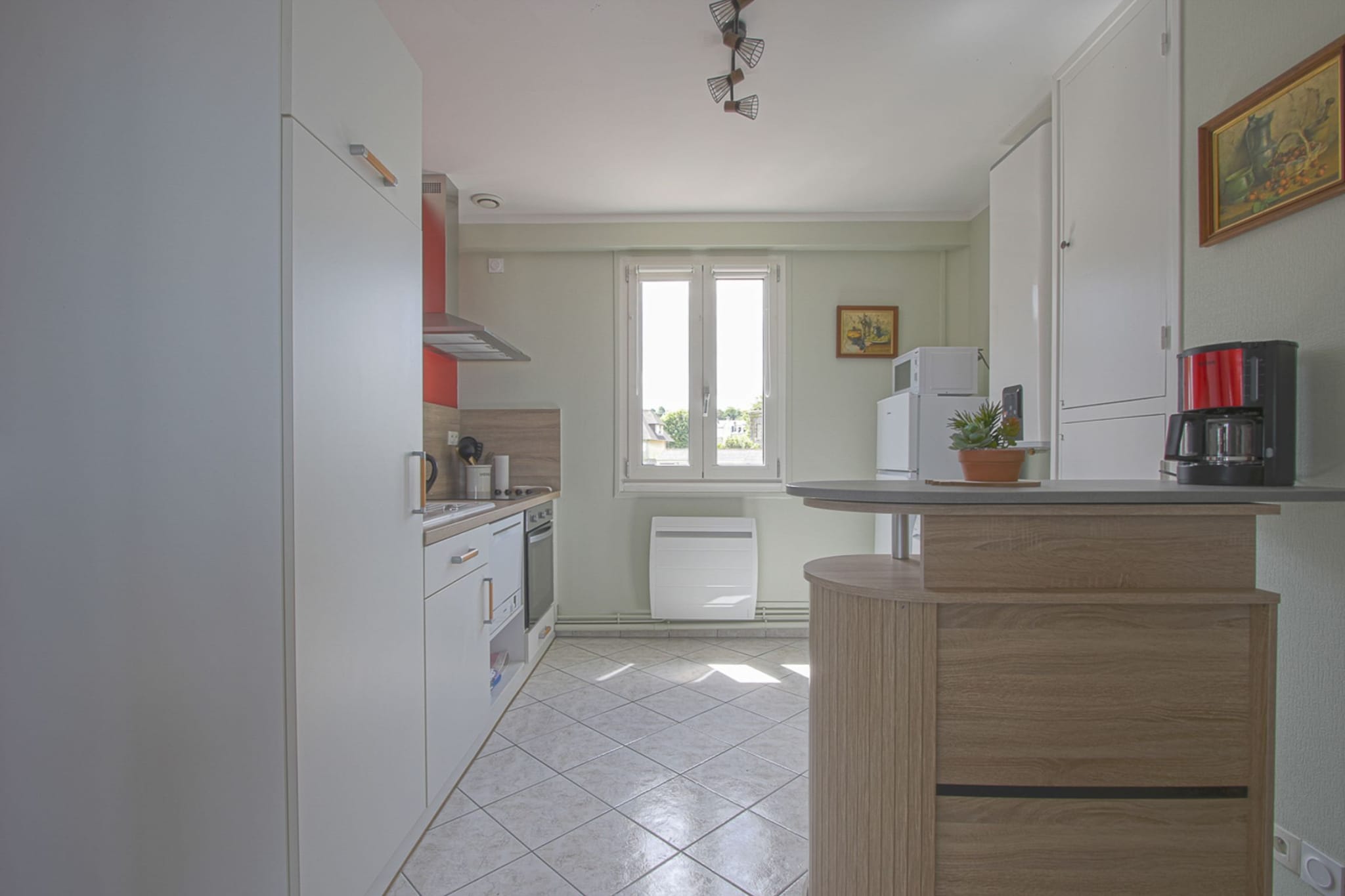On the 1st floor: (Kitchenette(oven, microwave, fridge-freezer), Living/diningroom(TV, dining table, seating area), bedroom(double bed), bedroom(double bed), bathroom(shower, washbasin, toilet))\n\ncoffee machine, dishwasher, washing machine, heating, garden furniture, parking, ironing board, party games