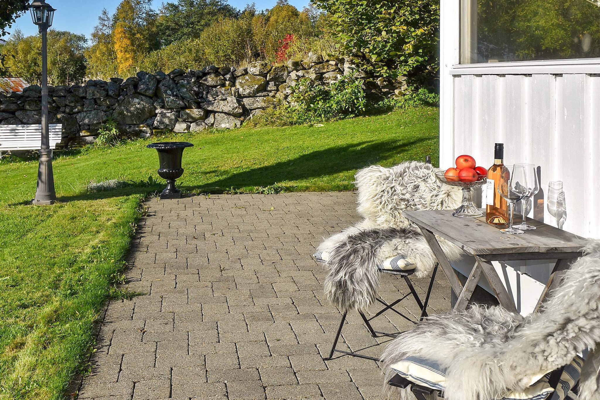 Internet Access DSL, open kitchen(16 m2)(cooker(electric), hood, coffee machine, waffle iron, microwave, dishwasher, fridge, freezer(> 250L), washing machine), Living/bed room(17 m2)(TV(satellite, german television channels, norvegian TV channels ), DVD player, Blu-ray player, radio), bedroom(2x single bed, cot, high chair), bedroom(2x bunk bed), bedroom(2x bunk bed), bathroom(bathtub or shower, washbasin, toilet), conservatory(10 m2), heating(electric), garden, garden furniture, BBQ, parking, air to air heatpump