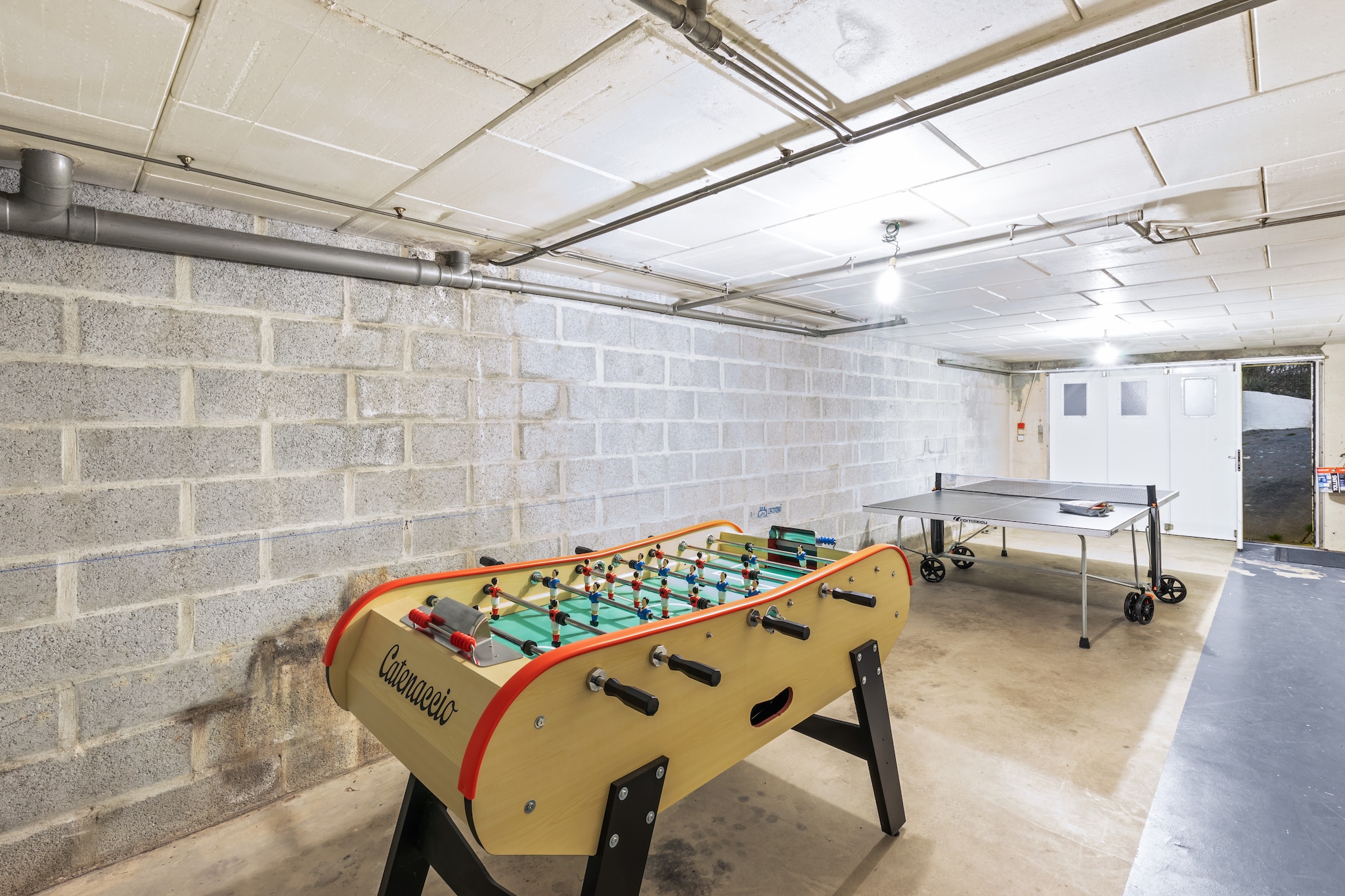 Ground floor: (Kitchen(cooker, coffee machine, oven, dishwasher, fridge-freezer), bedroom(double bed), bedroom(single bed, double bed), bedroom(single bed), bathroom(bathtub with shower))\n\nLiving/diningroom(fireplace), toilet, garden(fenced), BBQ, table tennis table, darts