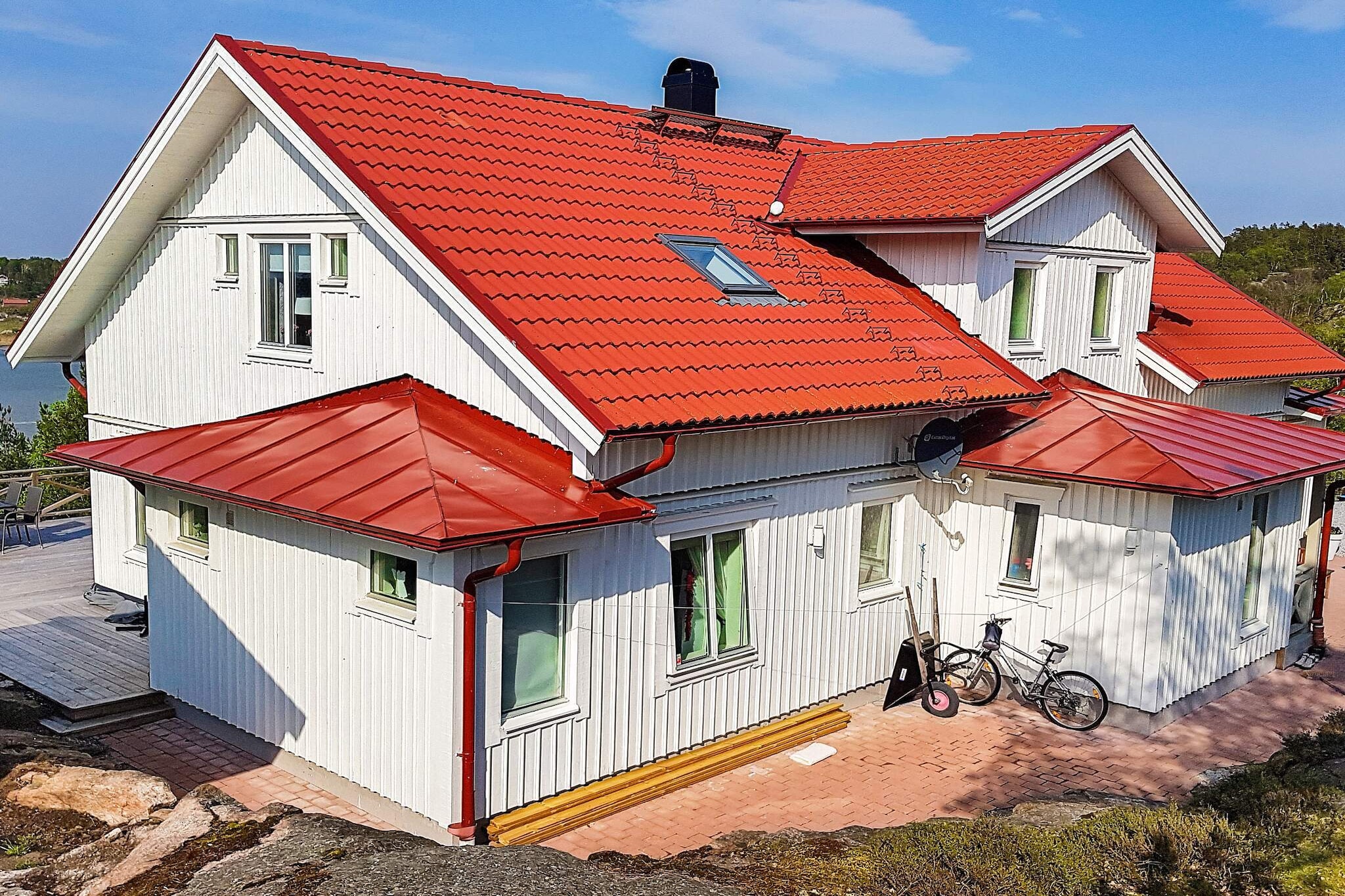 Spacious and modern villa with good standard and wonderful panoramic view of the sea in KlÃ¶vedal on northern TjÃ¶rn. A fantastic house to sit and enjoy the breathtaking views where you can follow the sea shifts from the first parquet from virtually every room. A perfect house for the larger family or company with high demands on both standard and location. Start the day with a dip from the bathing area which you reach in 10-15 minutes and then sit on the terrace and admire the magnificent sea view which is like a painting. The house has a high and secluded location where you have a fantastic view over the Stigfjord and southern Orust. The two floors of the villa and modern and tastefully decorated. Here are four comfortable bedrooms, plenty of living space both inside and outside and two comfortable bathrooms, perfect if you are many. The balcony is just over 120 m2 and here you can choose to follow the sun or walk in the shade on hot days, enjoy your vacations over a good meal and drink while admiring the sea shifts. Entrance floor holds fully tiled bathroom, living room with warming basin, lovely dining room with views that are difficult to beat and with access to the large terrace. Modern kitchen, laundry room, guest toilet and two bedrooms one of which with day bed which becomes a comfortable double bed in the evening. Upstairs there is a family room with sofa bed and exit to the balcony where you have if possible have even better views of the sea. There are also two spacious and bright double bedrooms and a bathroom. Close to service in KÃ¥llekÃ¤rr, 4 km or the central town of SkÃ¤rhamn with a large selection of shops, restaurants and the well-known Watercolor Museum. You can also take advantage of the archipelago and the small fishing villages around TjÃ¶rn such as KlÃ¤desholmen and Kyrkesund or take the ferry from RÃ¶nnÃ¤ng to the nearby car-free islands of Ã…stol, DyrÃ¶n and TjÃ¶rnekalv. The metropolis of Gothenburg with the well-known amusement park Liseberg about 60 km. Welcome to a wonderful villa in a fantastic location in the West Coast!