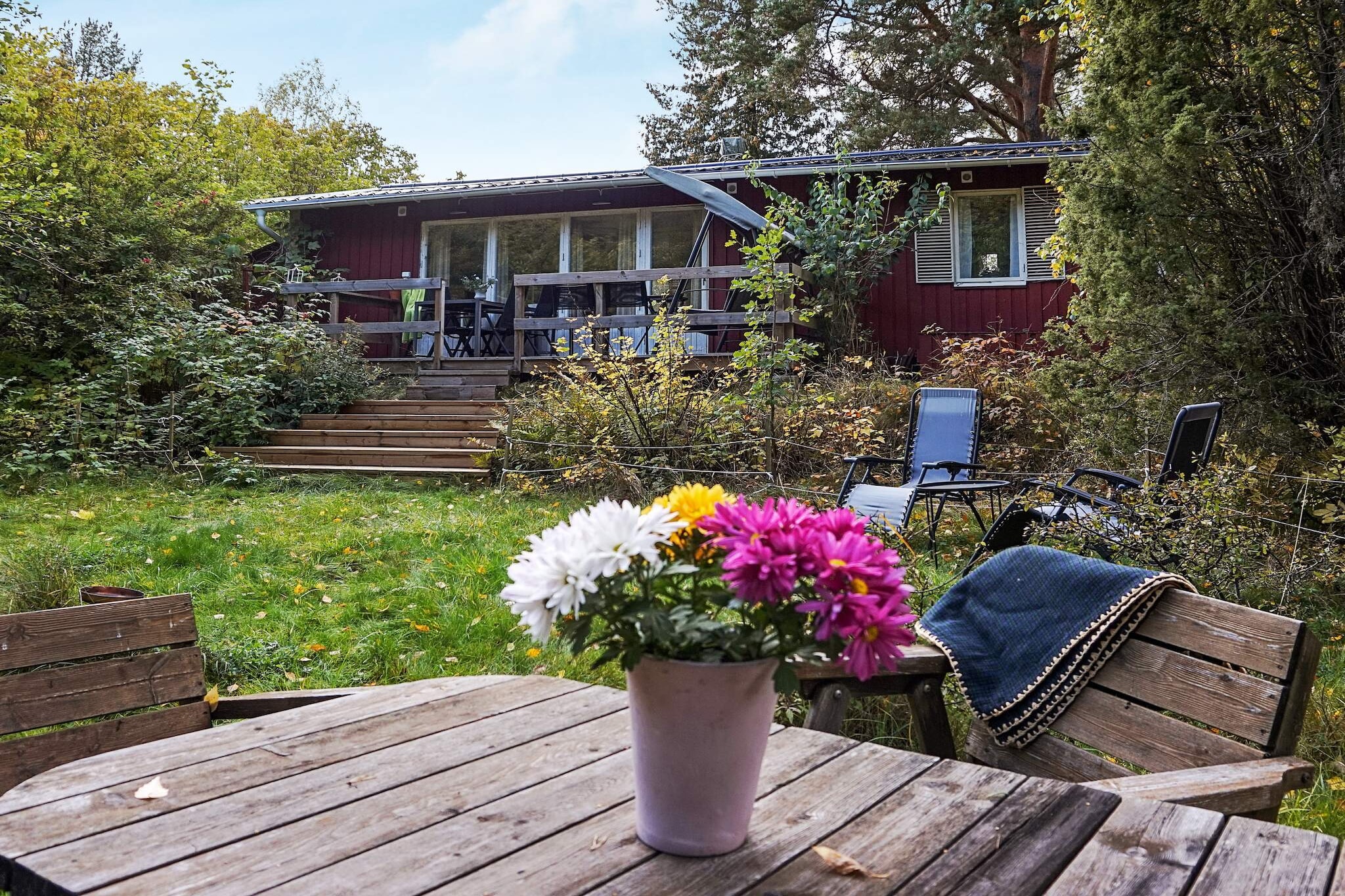 In SkÃ¤rlinge leisure village is this small cozy summer cottage with the forest close by. The cottage was built in 1968 and has undergone some ongoing maintenance but has retained its original feel. On 55 sqm you will find three small bedrooms, a living room with dining area for 6 people and a small sofa corner as well as an open-plan kitchen, toilet and a separate shower room and a corner for washing machine / tumble dryer. The house is located on a hilly natural plot with neighbors on the sides and forest at the back. At the back of the house you can enjoy your breakfast on the terrace in the morning sun and at the front of the house there is a porch with a roof. SkÃ¤rlinge leisure village is located on LisÃ¶ in Stockholm's southwestern archipelago. Despite its name, LisÃ¶n is now only a peninsula with a road all the way out. It is located about 15 km south of Sorunda in NynÃ¤shamn municipality. There are plenty of islands around. Here is a popular bathing spot with bathing jetties, diving towers and sandy beach. On the beach there is also a nice barbecue and a place with campfires and perches. As popular on New Year's Eve as any summer evening. Here in the community, popular midsummer celebrations and pub nights are arranged with singing. The nearest town is Sorunda and here you will find e.g. a. a grocery store and restaurant. During the summer, there is a water shortage in the area. Because of this, the water is turned off between 10:00 PM and 7:00 AM. Feel free to collect the water in a can, bucket if necessary during this time. NynÃ¤shamn is the nearest largest town. KÃ¶runda Golf and Conference is just over 20 km away. The nature and proximity to the sea invites to beautiful walks and salty baths. Should you get tired of it, Stockholm is less than an hour's drive away. Good to know:  During the summer months, the water is turned off every night from 22:00/10:00 PM to 6:00 AM. This applies to the entire area due to water shortages. Make sure to tap up water in water bottles if you need water during the night. Please note that the toliet can not be flushed during these hours.