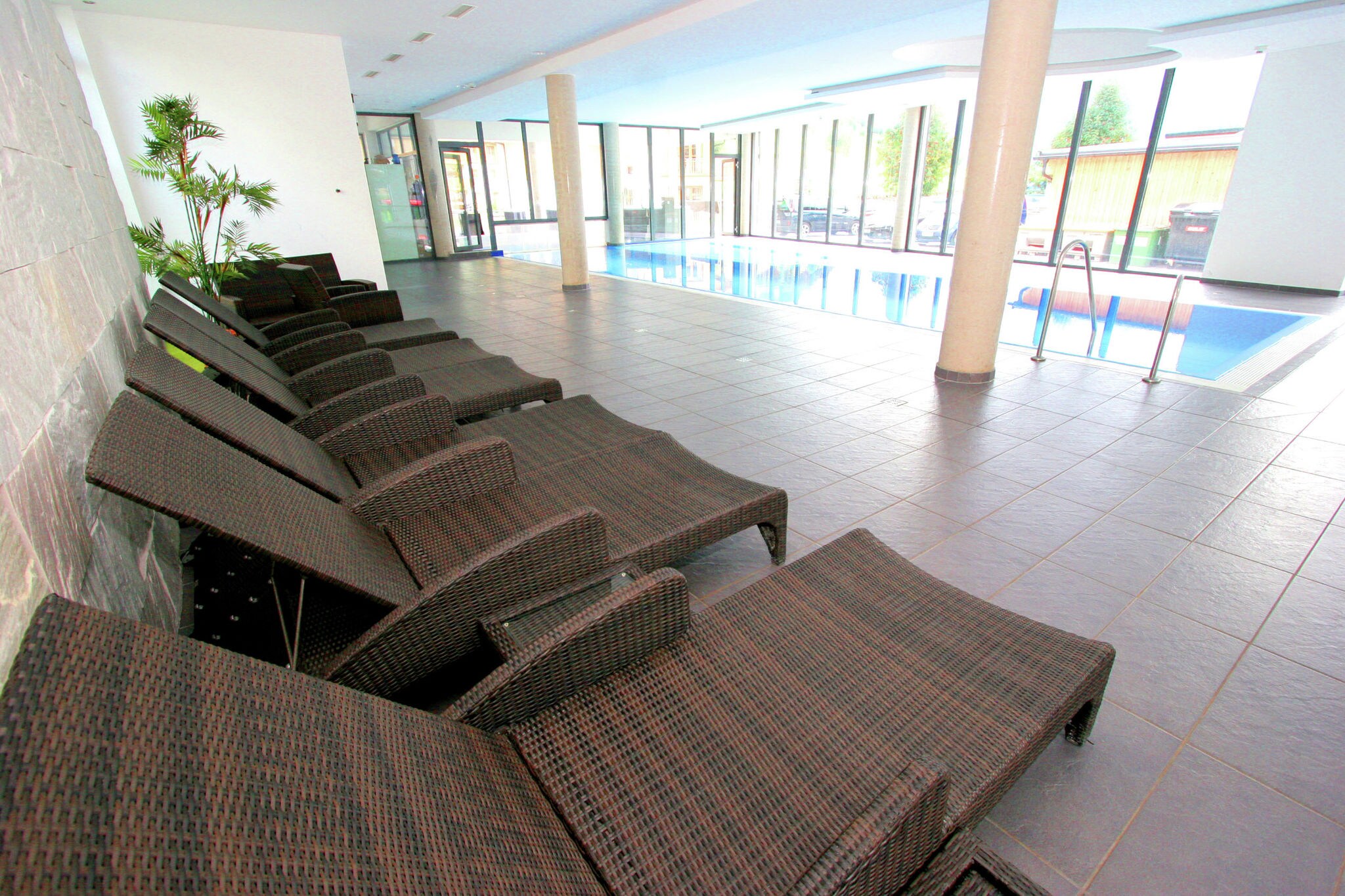 Large logement de vacances sur un parc luxueux avec piscine et sauna