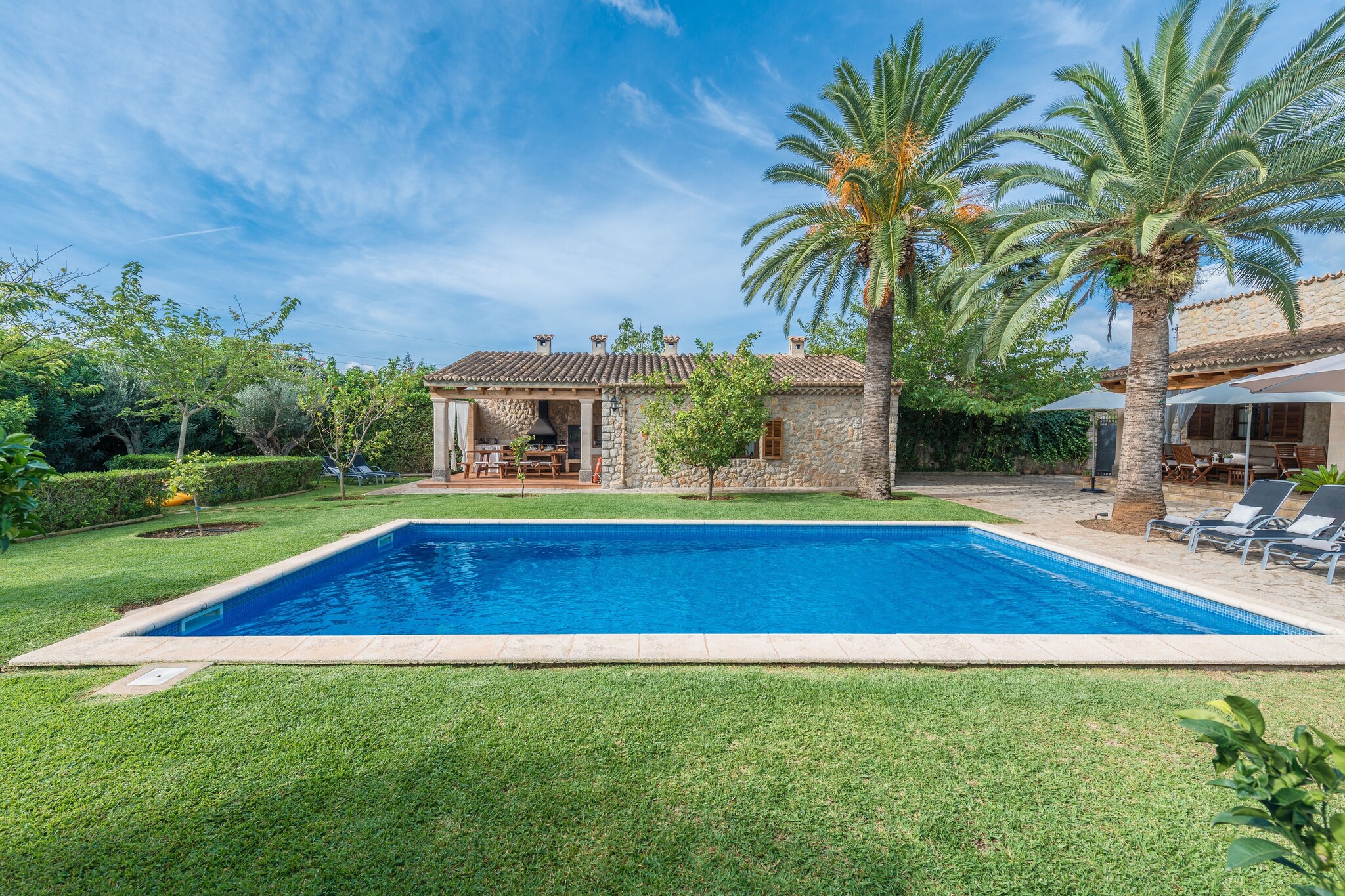 Kitchen(cooker, oven), bedroom(2x single bed), bedroom(single bed, single bed), bedroom(double bed), bathroom, bathroom, coffee machine, microwave, dishwasher, fridge-freezer, shower, shower, washbasin, washbasin, toilet, toilet, heating, heating, heating, air conditioning, garden, garden furniture, 6x sun loungers, BBQ, 2x parasol, swimming pool, children\'s bed, high chair