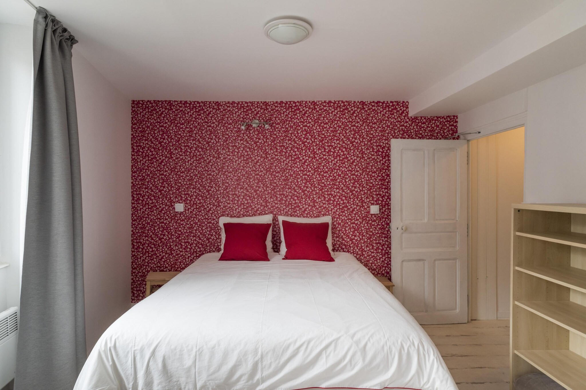 Step into a scene straight from a classic novel at this vintage-style holiday home in Dugny-sur-Meuse, where the spirit of Jane Eyre and Jane Austen seems to linger in the air. Surrounded by lush greenery, grey moors, and views of the vast lake, this spacious retreat is perfect for large families with children.

Just 100 m away, enjoy horse riding at Le Cheval Dunois, or stroll to nearby restaurants and supermarkets for fine dining and local provisions. Lac Vert Plage Ã  Doulcon (0.6 km) offers camping under the stars, while the Joset Alain monument adds a touch of cultural intrigue.

The covered terrace on the first floor, adjacent to the kitchen, is ideal for barbecue evenings, and the lounge set by the waterâ€”complete with a small barâ€”invites you to unwind with an aperitif and good conversation.

With Luxembourg Airport just 107 km away, this unclassified gem offers a peaceful, storybook escape in the heart of Lorraine.

A utilities & service fee of EUR 195,00 will be required closer to your checkin date. You will receive a separate communication with the payment link. The utilities & service fee ensures a smooth stay and covers any additional services such as cleaning, service charges, consumption, damages or any additional charges incurred during the stay.