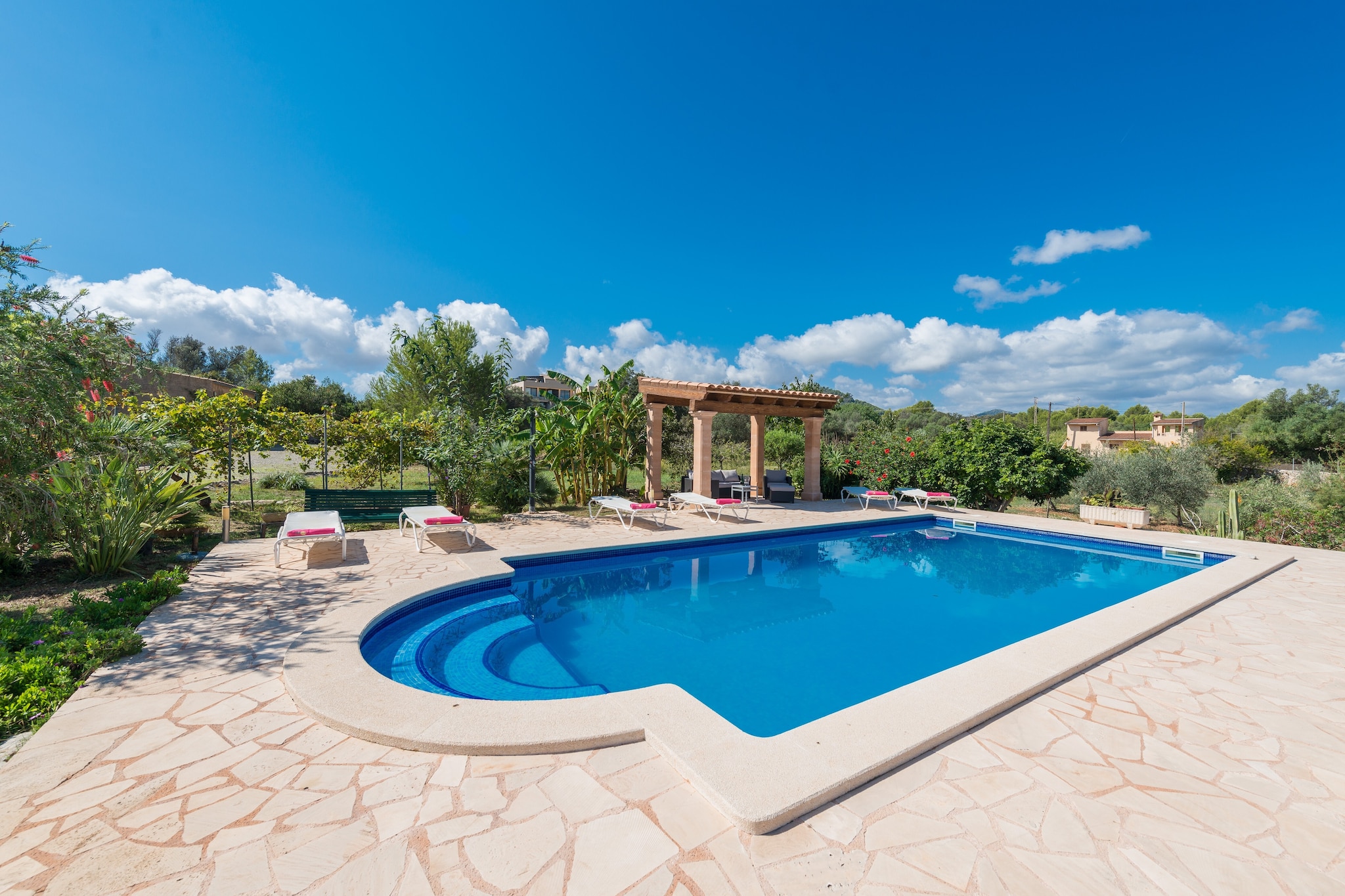 dining room, Kitchen(cooker, microwave), bedroom(2x single bed), bedroom(single bed, single bed), bedroom(double bed), bathroom, bathroom, coffee machine, oven, dishwasher, fridge-freezer, bath tub, shower, washbasin, washbasin, toilet, toilet, garden, garden furniture, 6x sun loungers, swimming pool, children\'s bed, high chair