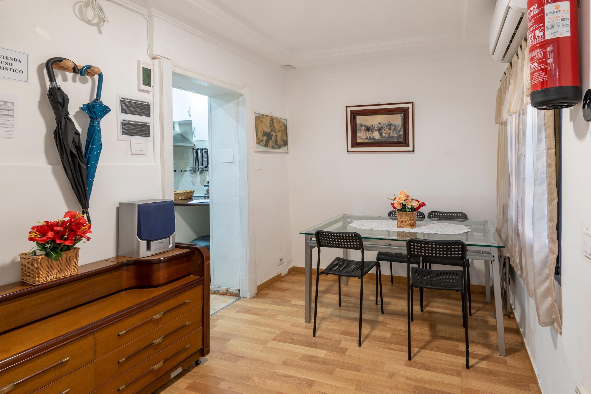 Ground floor: (Entrance(reachable from the outside), Kitchen(TV(flatscreen), hob(4 ring stoves, electric), coffee machine, oven, microwave, fridge-freezer, Juicer), Living/diningroom(TV(flatscreen, satellite, digital, smart TV), dining table(8 persons), seating area(8 persons)), bedroom(single bed(90 x 190 cm)), bedroom(single bed(90 x 190 cm), bunk bed or 2 single beds), bathroom(shower, washbasin, toilet, washing machine), heating(electric), air conditioning)\n\nOn the 1st floor: (bedroom(double bed(135 x 190 cm)), bedroom(single bed(90 x 190 cm)), bedroom(single bed(90 x 190 cm)), bathroom(shower, washbasin, toilet, hairdryer), hall, heating(electric), air conditioning)\n\nOn the 2nd floor: (solarium, heating(electric), air conditioning, roof terrace, garden furniture)\n\ngarage(reachable from the outside), cot, patio, deckchairs, children\'s bed, ironing board, iron