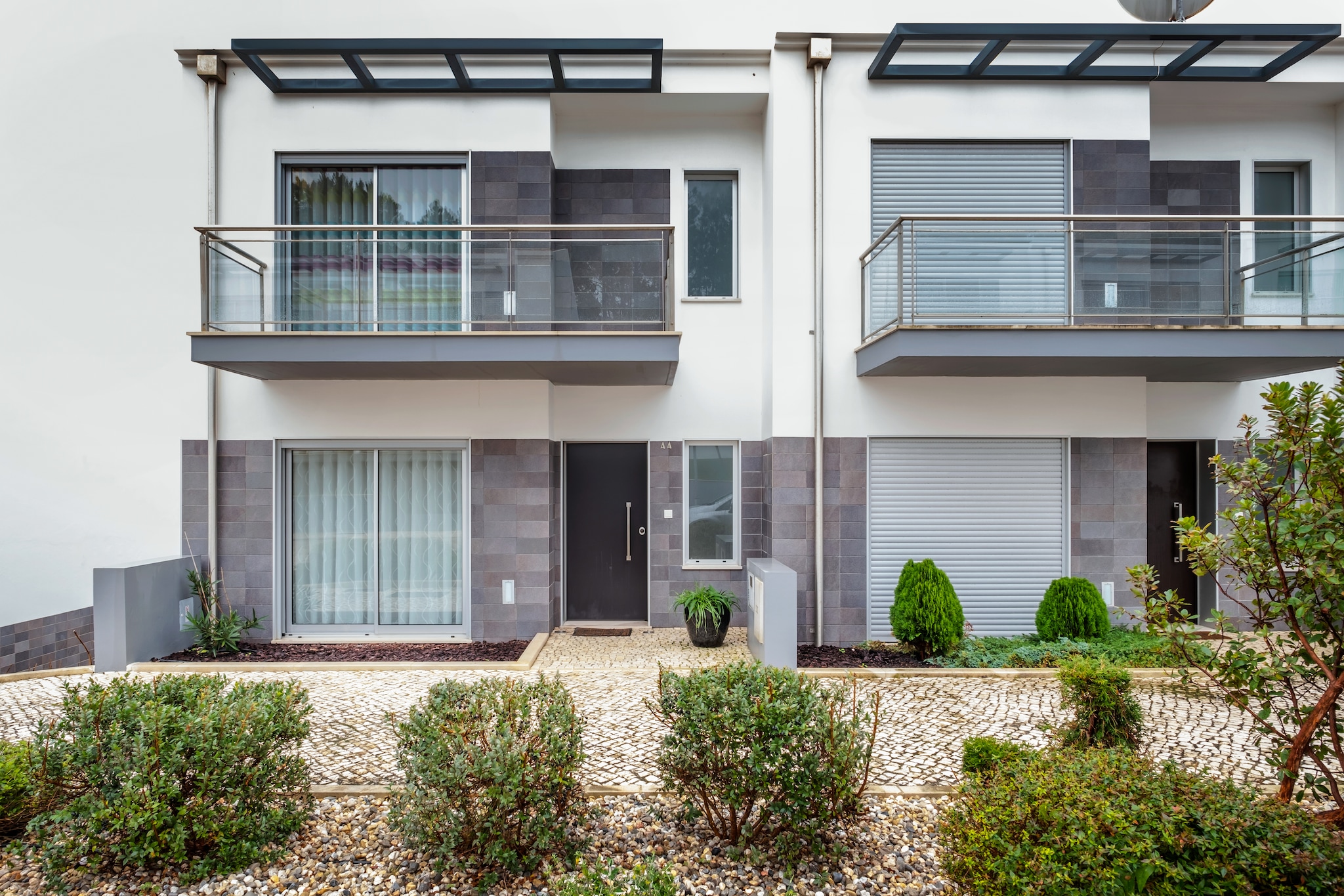 This comfortable holiday home is located in the authentic village of Salir do Porto. It has a beautiful view over the bay of São Martinho do Porto and the green surroundings. Especially from the terrace around the heated, communal swimming pool you have a breathtaking view of the nearby beaches of Salir do Porto and São Martinho do Porto. This lovely holiday villa has 3 bedrooms with a private bathroom and is ideal for a holiday with friends or family. You can take a refreshing dip in the pool on hot days and splash around with your children.
The house consists of 2 floors. On the ground floor you will find the well-equipped kitchen and living room with TV and radio. One of the bedrooms and 1 bathroom can also be found here. On the 1st floor you will find the other 2 bedrooms and 2 bathrooms. There is 1 cot available. You will find a restaurant just 200 m away, so you don't have to go far to eat out for an evening. If you prefer to cook yourself, you can do your shopping 500 m away. The famous Miradouro de Salir do Porto viewpoint offers you a beautiful view of the city and is only 750 m away. .