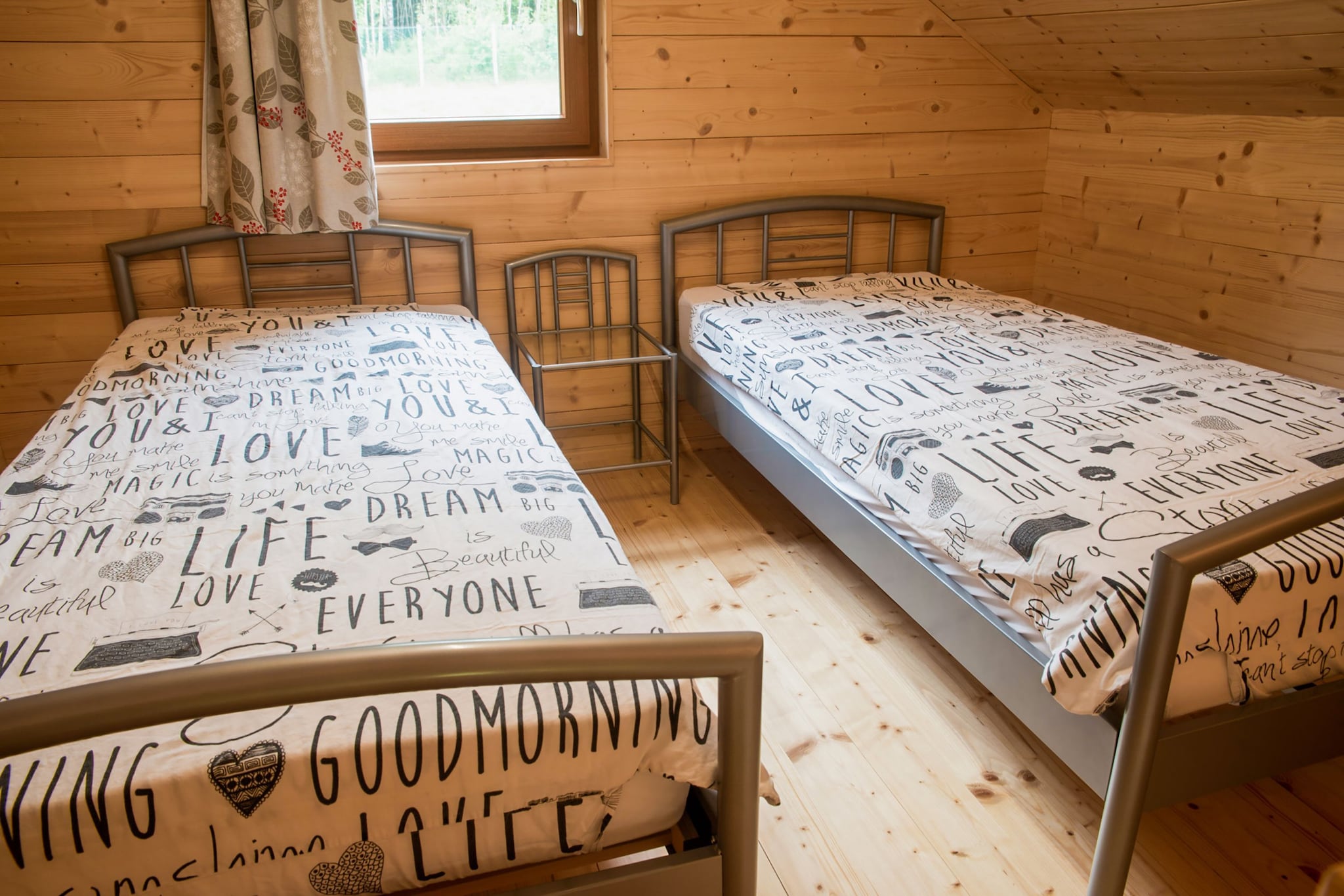 Ground floor: (dining room(TV, dining table(4 persons), air conditioning), Kitchenette(electric kettle, cooker(2 ring stoves, ceramic), hood, coffee machine, combination microwave, dishwasher, fridge, Blender), bedroom(double bed(twin duvet, 160 x 200 cm), air conditioning), bathroom(shower, washbasin, toilet), mezzanine(2x single bed(duvet, 90 x 200 cm)))\n\nbalcony or terrace, garden, garden furniture, BBQ, parking, children\'s bed