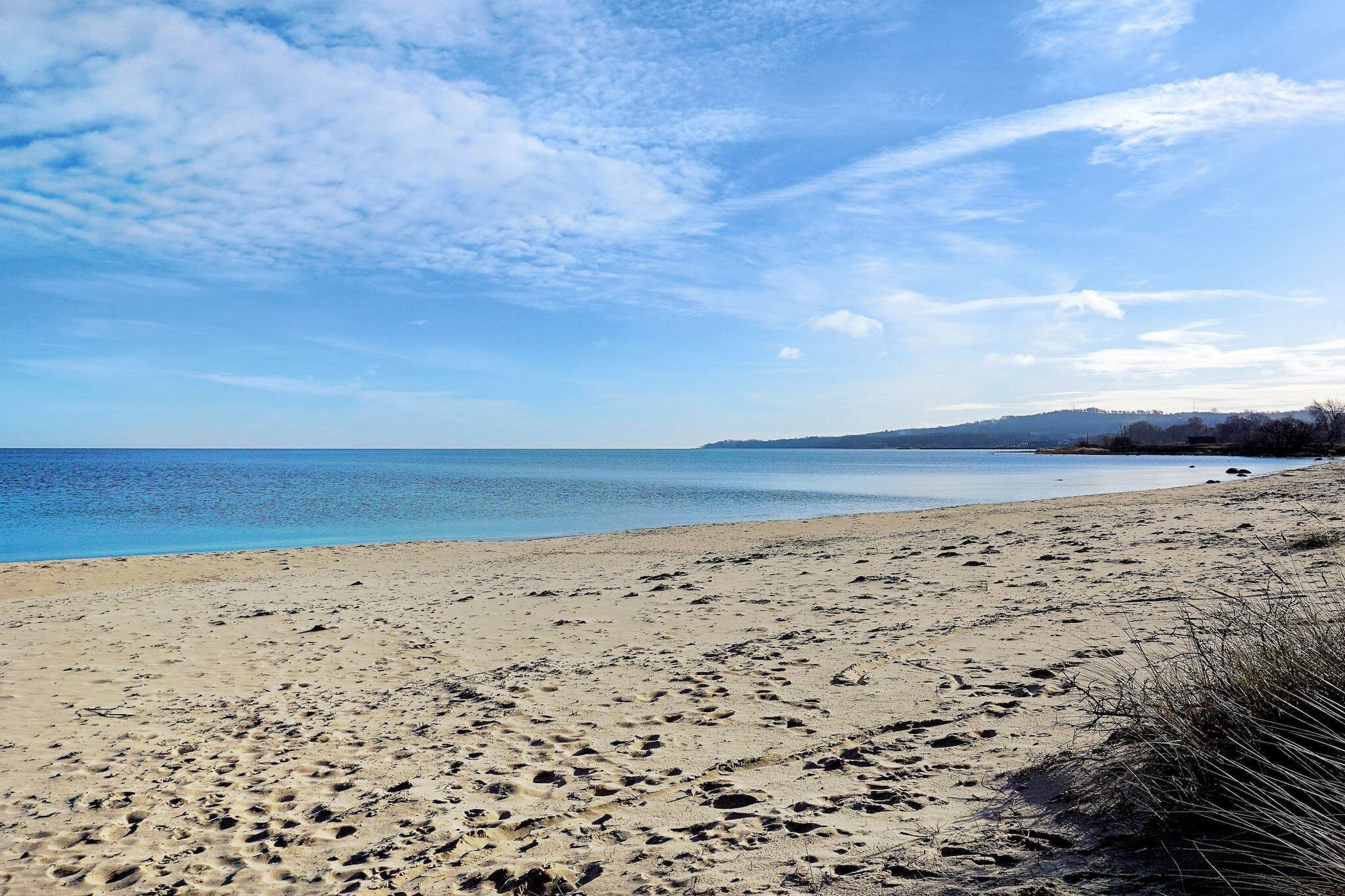 A charming Skånelänga in the heart of beautiful Österlen. The house is rural and free with a lovely panoramic view over the undulating Scanian landscape. A house with generous surfaces and an inviting plot with several small patios. Proximity to all the pearls of Österlen. The house has a newly renovated upper floor with two bedrooms, one with a double bed and the other with two single beds. There is a generous and bright living room with a dining table and comfortable seating. Here you have a view of the open landscape in all directions. On the ground floor of the house there is a kitchen with all equipment and a bathroom with shower and washing machine and with comfortable underfloor heating. The living room has seating and a dining area. There is also a bedroom with two single beds and a bedroom with a bunk bed and another with a double bed. The plot offers many patios with garden furniture. You choose the place according to the weather. An inviting plot with space for all family activities. From your holiday home, you have all of Österlen's attractions within easy reach. Right next to it is Glimmingehus medieval castle. You only have a short drive to the Baltic Sea and the coast, the nearest is Skillinge, with its picturesque fishing port. The whole of Österlen is filled with galleries, farm shops and attractions. There is certainly no shortage of culture and gastronomy here. Experience the entire stretch from Simrishamn and Kivik with their apple orchards and Stenshuvud National Park to Kåseberga and Ale stones. Wallanders Ystad is only a short drive away. By bike, you have many small roads to choose from and can discover the variations of the open landscape up close. For the children there is the Tosselilla adventure park. Those interested in golf have several options in the area, the closest is Österlen Gk.