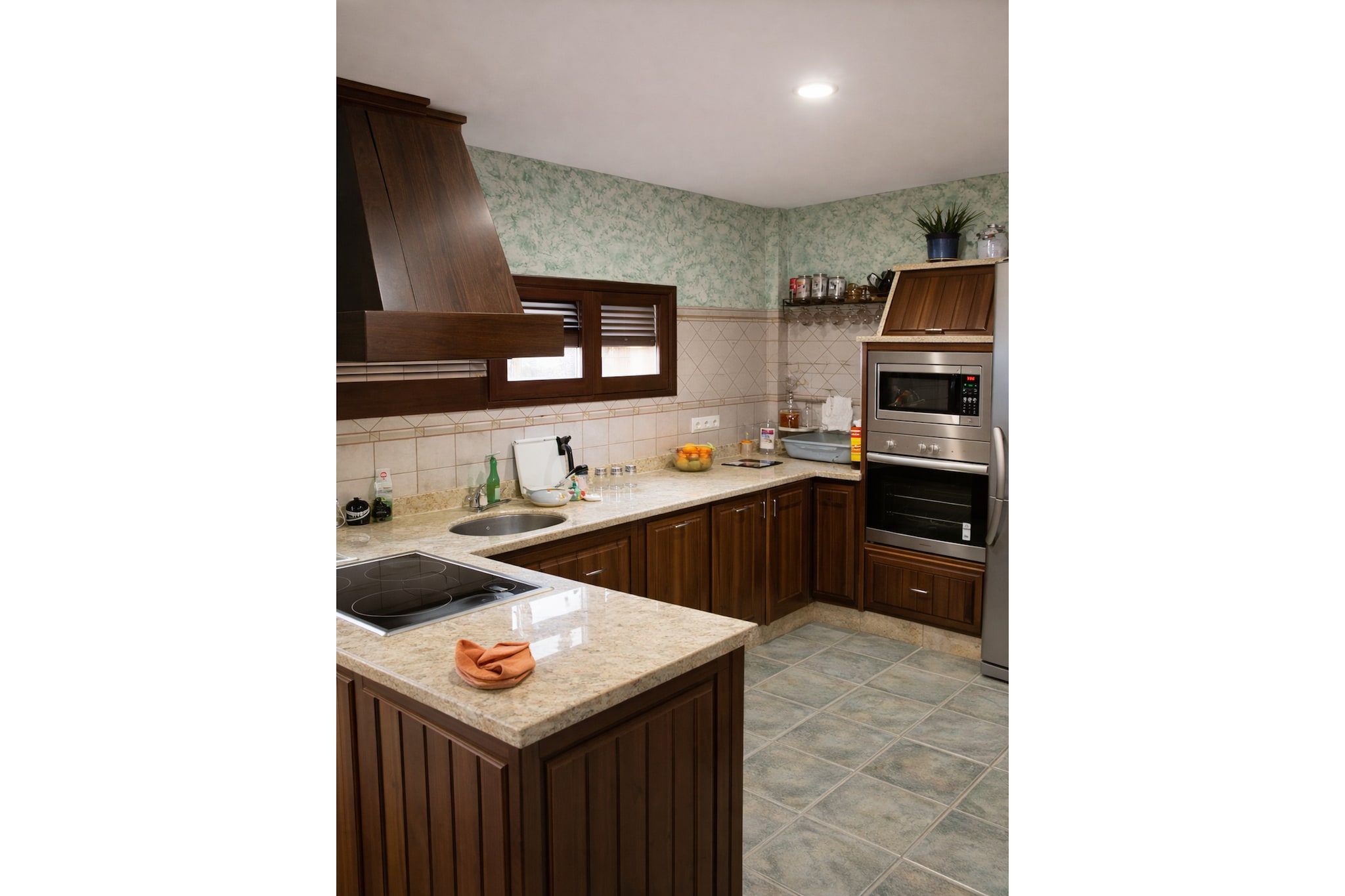 A Soulful Rural Retreat in Andalusia
Experience a true "warm sense of arrival" at this exceptional rural accommodation in Rivero de Posadas. Nestled in the fertile Guadalquivir Valley at the foot of the Sierra Morena, this home is designed to help you slow down and reconnect with nature. The property offers unparalleled privacy, with no adjacent neighbors and views over three streets, ensuring a silent and intimate sanctuary. From the scenic terrace, you can witness a breathtaking panoramic spectacle: the winding river, lush citrus groves, and the iconic Castle of Almodóvar del Río dominating the horizon.

Private Wellness and Premium Entertainment
This residence elevates the rural experience with a unique blend of traditional charm and modern luxury. During the cooler months, guests can gather around the interior fireplace, while the summer season invites you to enjoy the private swimming pool and a cozy courtyard perfect for sun-drenched barbecues. The home’s highlight is a spectacular multifunctional attic, featuring a private gym, a bar, a pool table, and a dedicated movie theater. With TVs in every room and high-end leisure facilities, it is the ultimate destination for groups seeking both relaxation and fun.

Gateway to Adventure and Culture
Positioned in a protected Natura 2000 area, this home is a paradise for active travelers. Enjoy water sports at the nearby La Breña reservoir, explore Mediterranean hiking and cycling routes, or visit the Prehistoric Park in La Sierrezuela. Families will love the park, picnic areas, and playground located directly in front of the house. Conveniently located less than 30 minutes from Córdoba and an hour from Seville, this property combines total disconnection with excellent access to Andalusia’s most famous cultural landmarks.