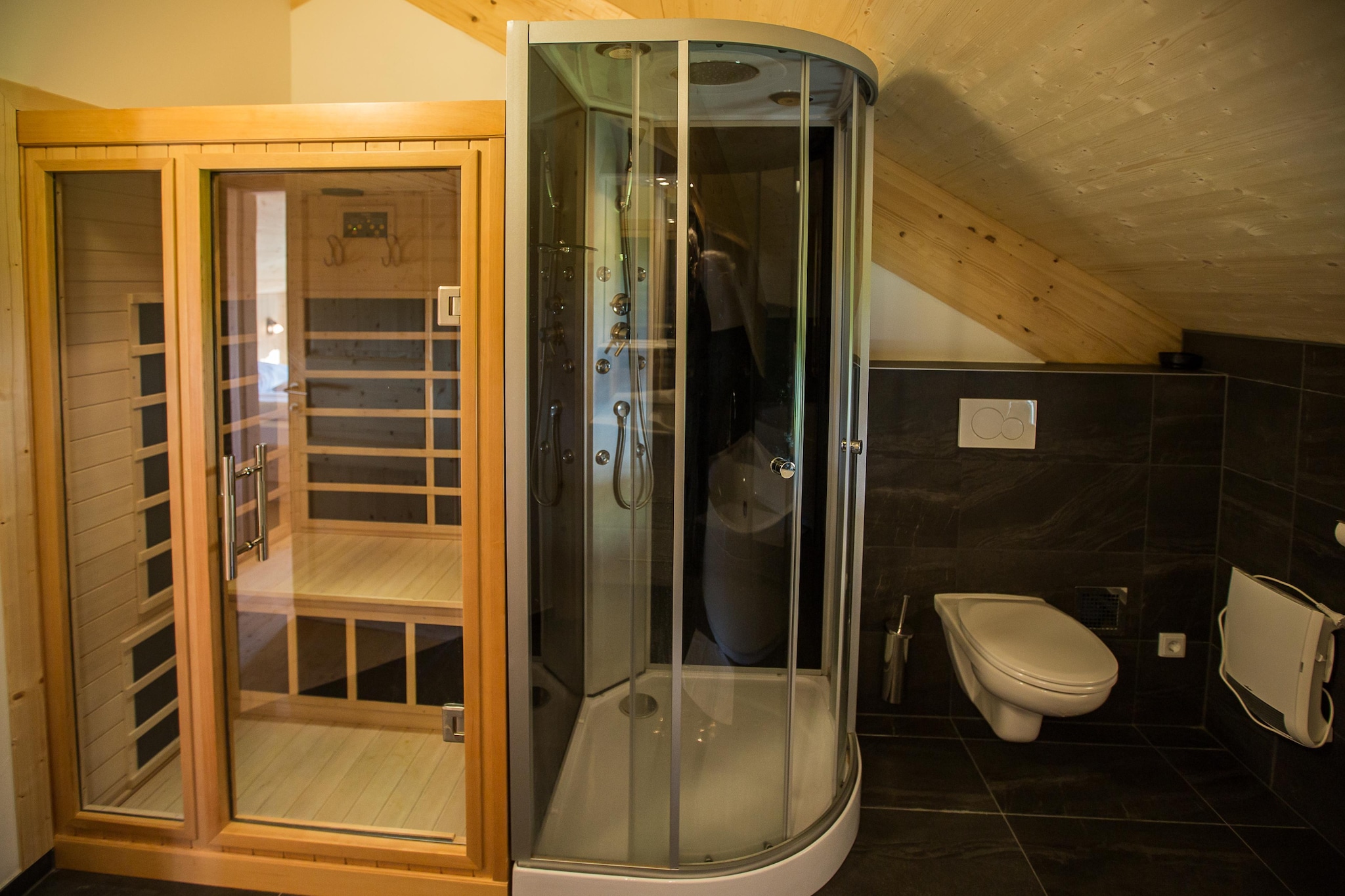 Ground floor: (Entrance, Living room(TV(cable), dining table, fireplace, seating area), Kitchen(hob(4 ring stoves, ceramic), electric kettle, toaster, coffee machine(filter), oven, microwave, dishwasher, fridge-freezer), bathroom(shower, washbasin), Internet access, washing machine, balcony or terrace)\n\nOn the 1st floor: (bedroom(single bed, single bed), bedroom(double bed, balcony), bedroom(double bed, TV(cable), balcony), bedroom(double bed), bathroom(bath tub, shower, infrared sauna, toilet, hairdryer))\n\ngarden furniture