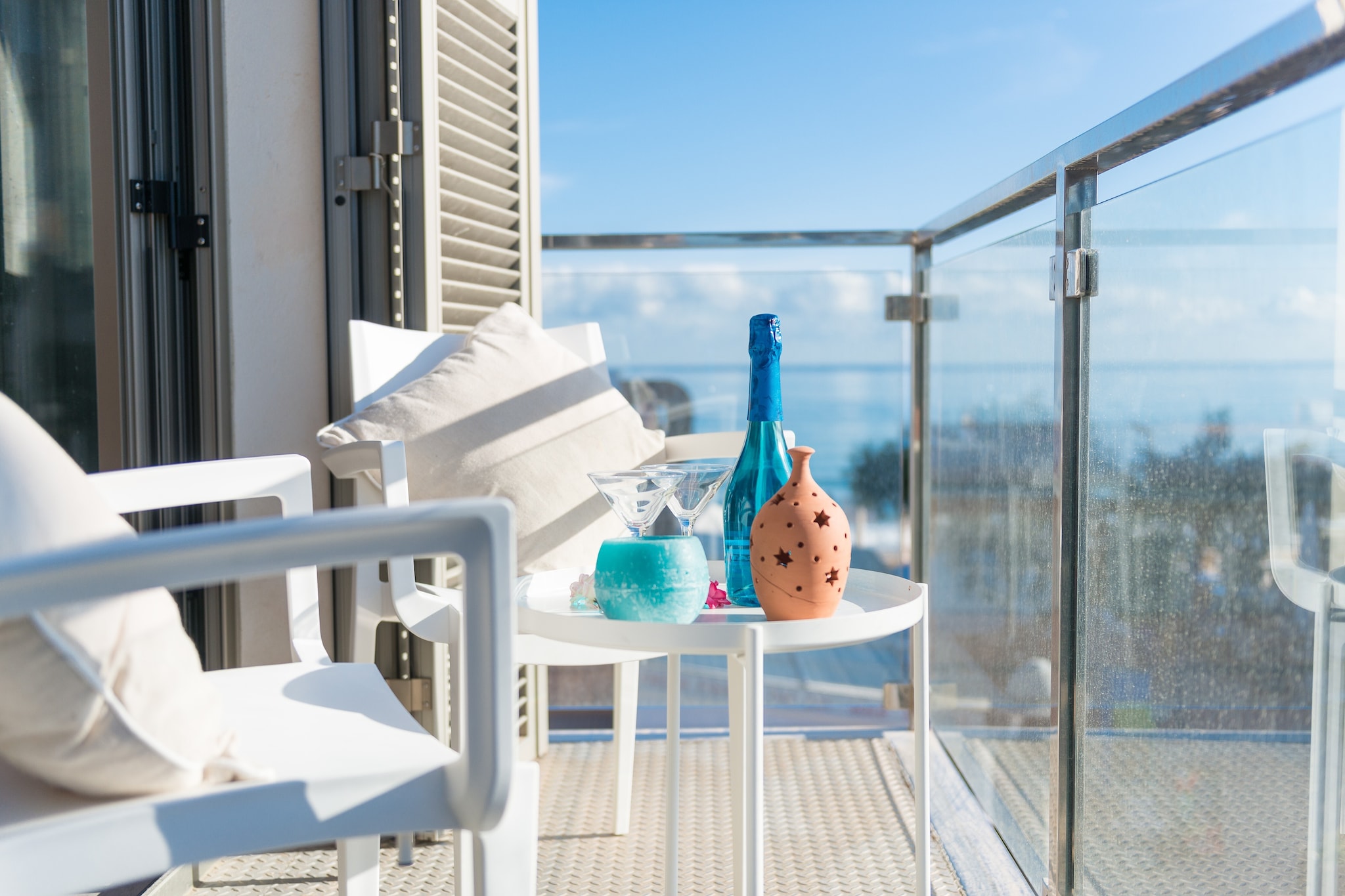 The simple and small balcony in this apartment becomes a cosy and magic place where you can admire the views while enjoying a glass of wine, a coffee or a good reading. You will be able to bask in the sun while the fresh sea breeze caresses your skin. And the best of it all is that you only have a 2 minute walk to reach the beach and take a dip into the sea.

Inside, the accommodation surprises with a modern and airy space. The living-dining room is also an idyllic place where you can relax while watching the TV-sat, but specially to enjoy your meals with your loved ones while admiring the sea through a large window. The kitchen is equipped with a ceramic hob and all you need to cook as well as a table with chairs. The laundry rooms offers a washing machine, an iron and an ironing board. There are three bedrooms with a closet each. One has a double bed, another has twin beds and the last one has a single bed, so that you can choose where you want to rest. There are two bathrooms, one with a bath and the other with a shower. A baby cot and a high-chair are available. Finally, the living-dining room and  bedrooms feature an AC unit each.

The apartment has a privileged location since it only is 100 metres away from the beach of Can Picafort, a peaceful coastal area although lively too, especially during the summer. The promenade skirting the seashore is full of bars, restaurants, ice-cream parlours, shops, and much more. The nearest golf course is in Alcanada, about 15 km away. The harvour is about 13 km.

The apartment is located on the second floor of a building without elevator. Consult the advertiser for possible charges. Pets are not allowed. The holding of events is forbidden. 
Distances
Beach: 0.100 km - Can Picafort
Airport: 62 km - Son Sant Joan
Golf course: 15 km - Golf Alcanada
Town: 0 km - Can Picafort
Train station: 12.2 km - Estación de Muro
Bus stop: 0.500 km - Ctra. Artà-Alcúdia
Ferry: 13 km - Puerto de Alcúdia
Hospital: 25.6 km - Hospital Comarcal de Inca
Tourist license: ETVPL/13759Single Rental Registry: ESFCTU00000701100094918600000000000000000ETVPL/137597The Ecotasa (tourist tax) must be paid cash on site when checking in. The amount varies between 0.55€/night and guest during the low season and 2.2€/night and guest during  the high season. The tax is reduced by half from the 9th day of your stay. All guests have to pay the Ecotasa, except people under 16 years. You will have to pay the deposit amount at the arrival to the owner.Homerti - Central de Reservas CR/33 Electricity (January - December): 0.30 EUR/KW (mandatory) <br> <br />
