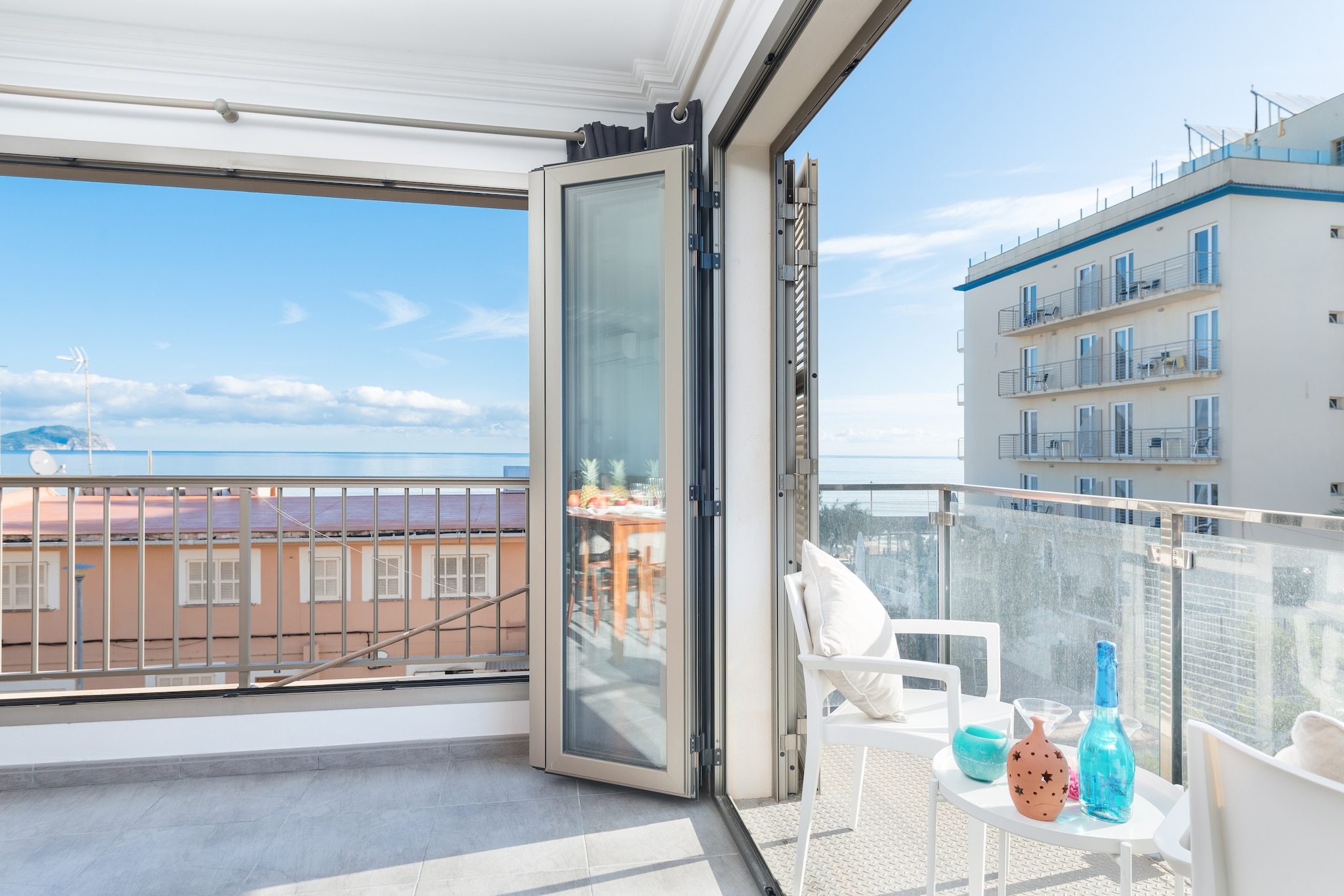 Living room, Kitchen(cooker, coffee machine), bedroom(2x single bed), bedroom(single bed), bedroom(double bed), bathroom, bathroom, oven, microwave, dishwasher, fridge-freezer, bath tub, shower, washbasin, washbasin, toilet, toilet, air conditioning, air conditioning, air conditioning, children\'s bed, high chair