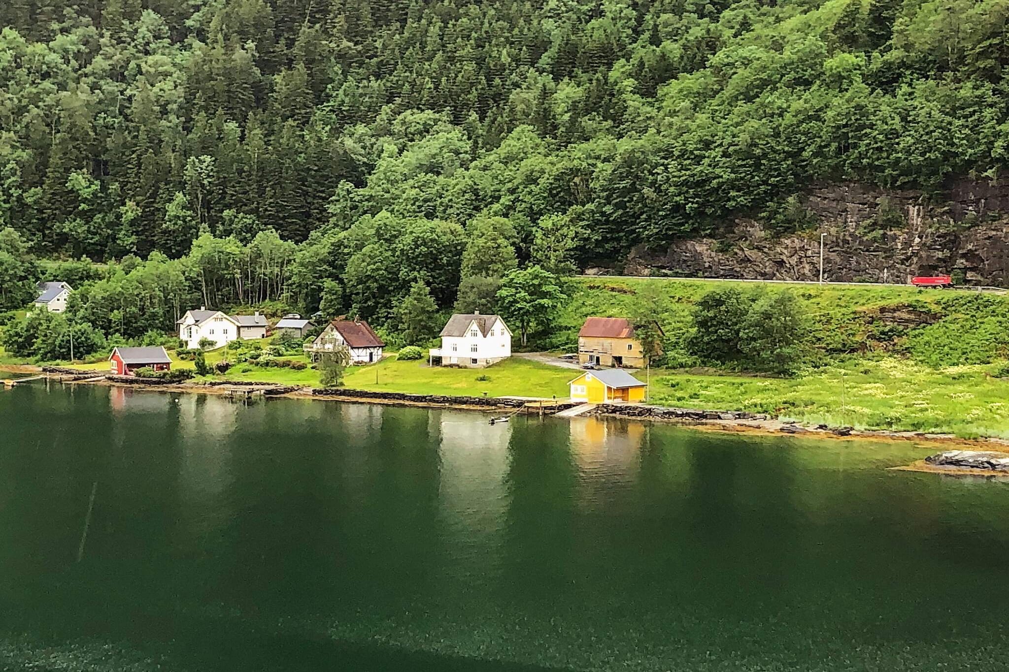 Internet Access DSL, Kitchen(cooker(electric), hood, coffee machine(filter), dishwasher, fridge, freezer(100-139L), washing machine), Living/bed room(29 m2)(TV(norvegian TV channels )), bedroom(single bed, double bed), bedroom(single bed), bedroom(single bed), bedroom(double bed), bathroom(floor heating)(bathtub or shower, washbasin, toilet), heating(electric), terrace(20 m2), garden, garden furniture, BBQ, parking, air to air heatpump