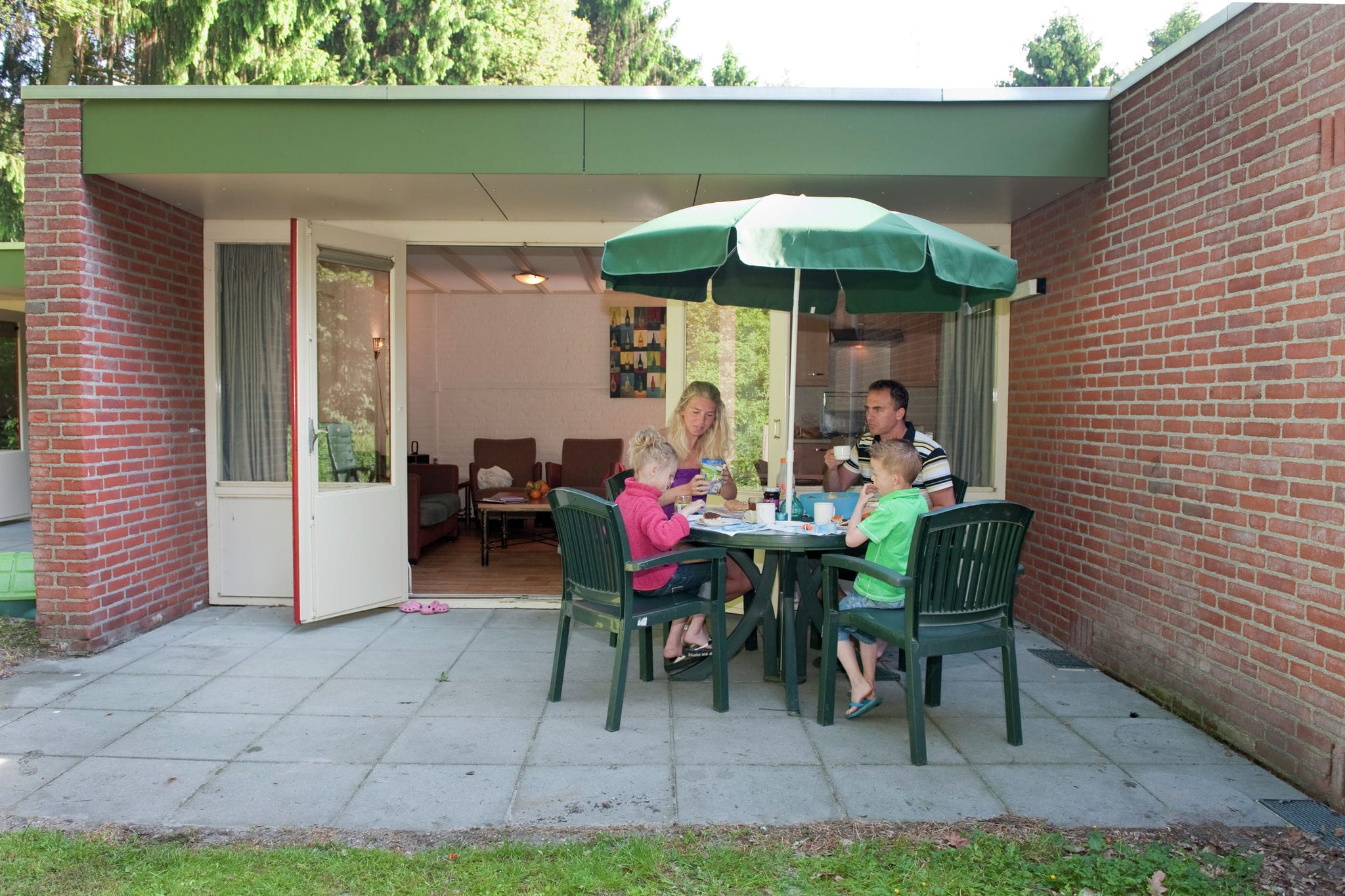 Cosy bungalow with microwave in the middle of De Maasduinen