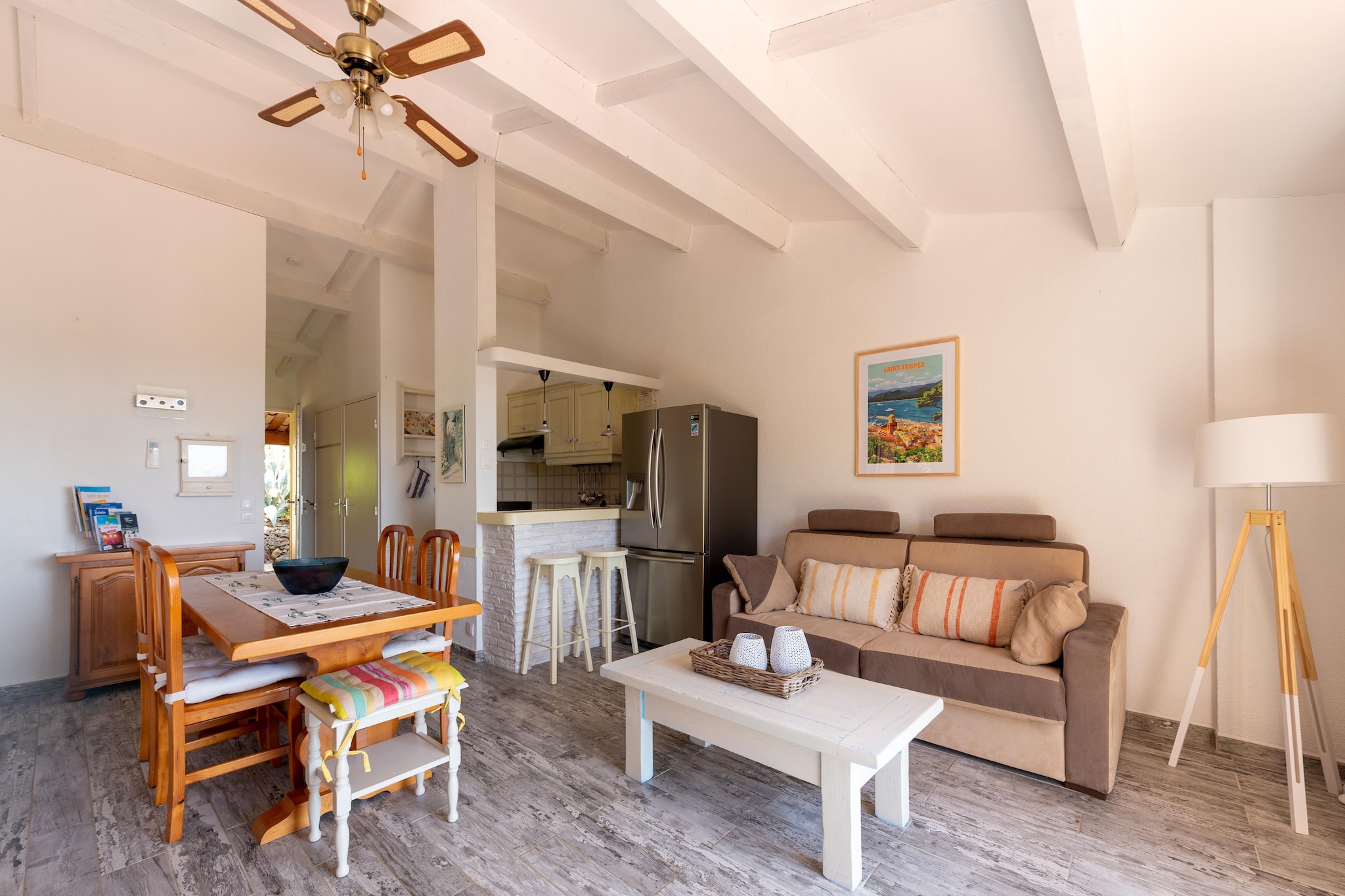 Welcome to this beautifully maintained holiday home in Roquebrune-sur-Argens, perfectly situated in the Provence/Côte d'Azur region with stunning views over the bay of Saint-Tropez. Ideal for a family with up to 3 children or two couples, the house offers a large private garden with two terraces—one north-facing, one south-facing—complete with dining areas and sun loungers for full enjoyment of the panoramic surroundings.
Just 2.5 km from the beaches and the charming harbor of Les Issambres (with a 15-minute ferry to Saint-Tropez), this property is set in a peaceful private estate. A short 3-minute walk leads you to three large communal pools with breathtaking sea views, tennis and basketball courts, beach volleyball, table tennis, and a children’s playground. The area is rich in activities including sailing, snorkeling, and jet skiing, along with plenty of tranquil beach spots.
The ground-floor, air-conditioned apartment has been fully renovated in the last decade. It features a bright living and dining area, a modern open kitchen with breakfast bar, and two bedrooms. One bedroom includes sea views and terrace access, the other has a double and single bed with en-suite bathroom. High-speed WiFi, a washing machine, and convenient front and rear parking complete this relaxing coastal retreat.