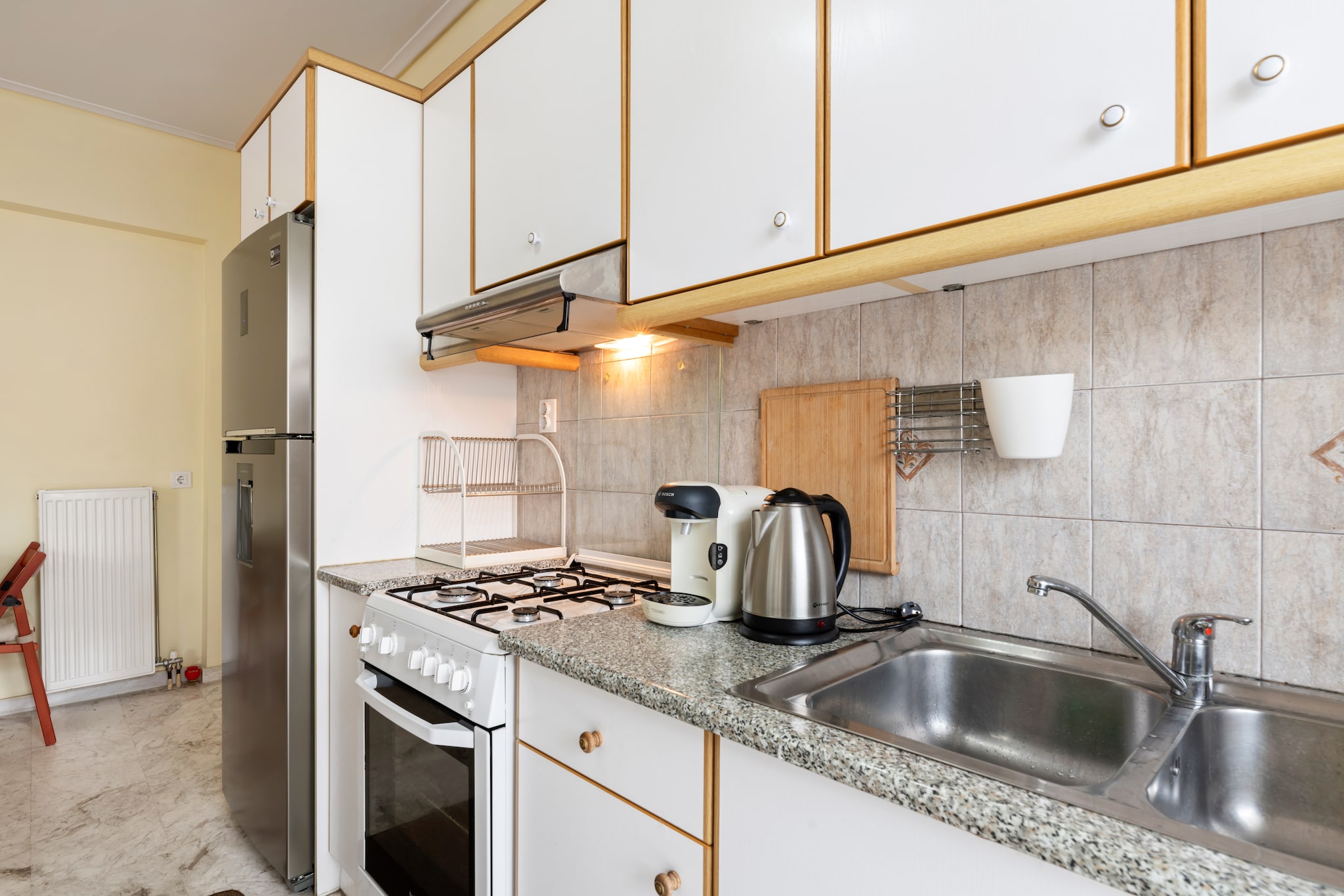 This stylish 2-bedroom apartment in the heart of Piraeus is the perfect choice for families or couples looking to explore the Athens Riviera. Comfortably accommodating up to 5 guests, the apartment features a private balcony ideal for enjoying evening snacks or a relaxing morning coffee.
Conveniently located just 300 meters from all essential amenities, you’ll find supermarkets, shops, and cafes within walking distance. Food lovers can enjoy delicious local cuisine at nearby restaurants just 450 meters away. Explore the nearby cultural gems like Monastiraki Square (4.5 km) and the artistic Pittaki Street (5.2 km)—both easily reachable by public transport.
Inside, the apartment is air-conditioned to ensure a pleasant stay, even during the warm summer months. Families with children will appreciate the safe and welcoming environment, and paid parking is available nearby for added convenience.
Whether you're visiting for leisure or a longer stay, this apartment combines comfort, location, and value in one of Piraeus’ most accessible areas.