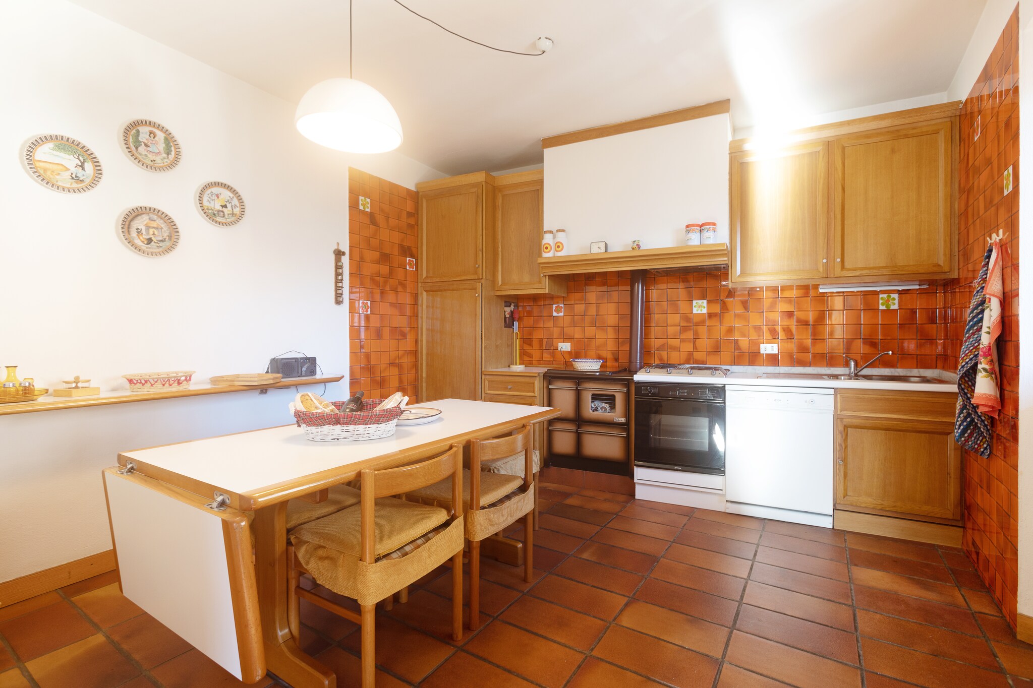 On the 1st floor: (Living room(TV, dining table, fireplace), Kitchen(hob, fridge-freezer), bedroom(double bed), bedroom(double bed), bathroom(bath tub, shower), bathroom(bath tub))\n\nOn the 2nd floor: (Living room, bedroom(double bed), bedroom(single bed, single bed), bedroom(single bed, bunk bed), bathroom(shower))