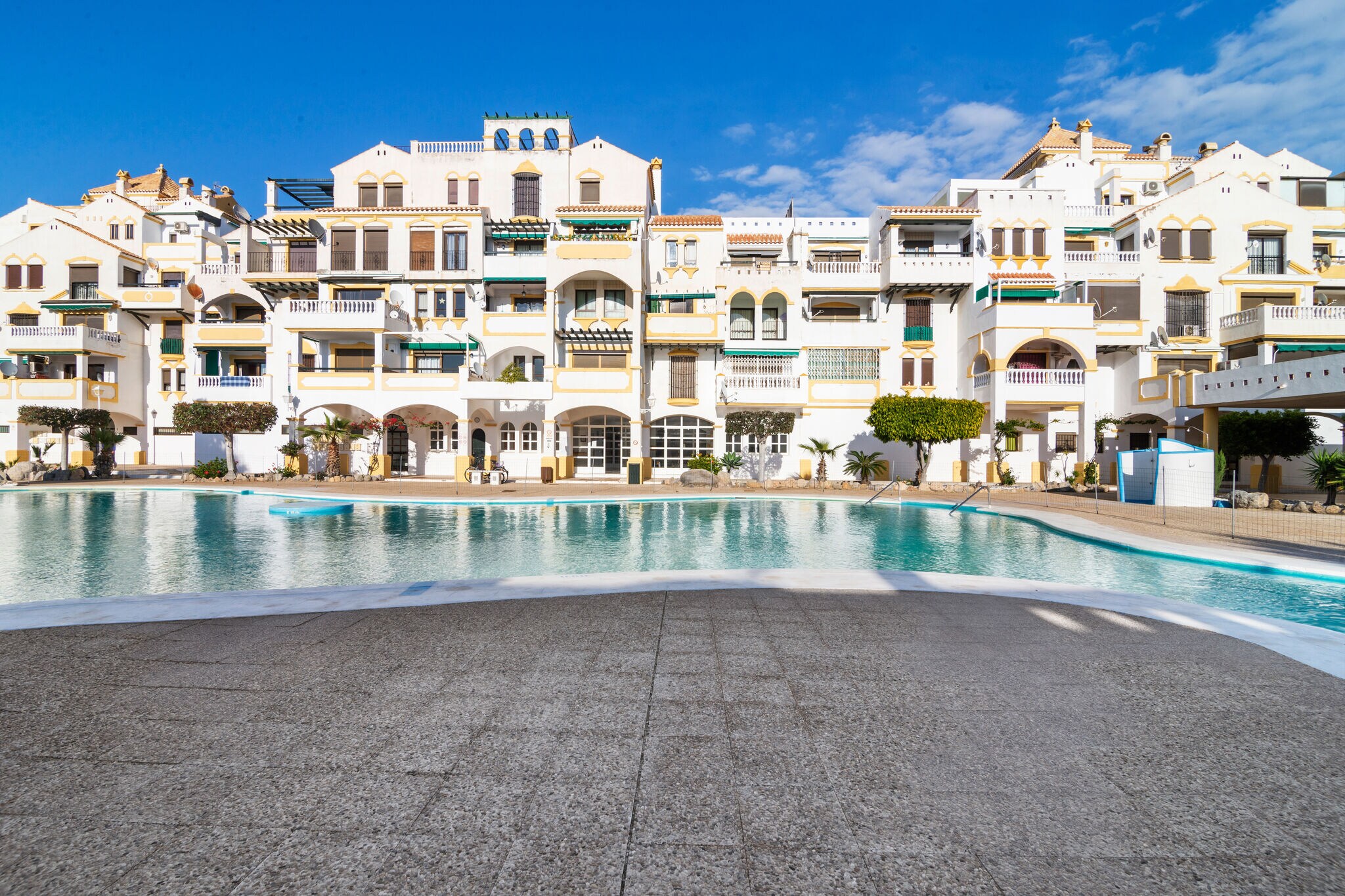 Fijn appartement in Roquetas De Mar met zwembad
