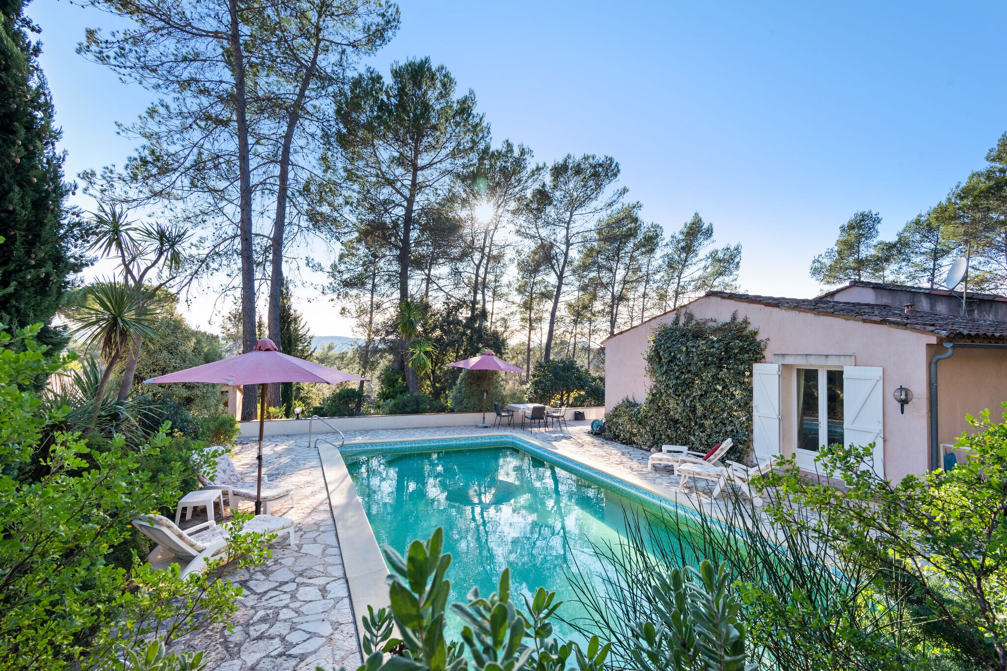 Sfeervolle villa in Bagnols-en-Forêt met zwembad