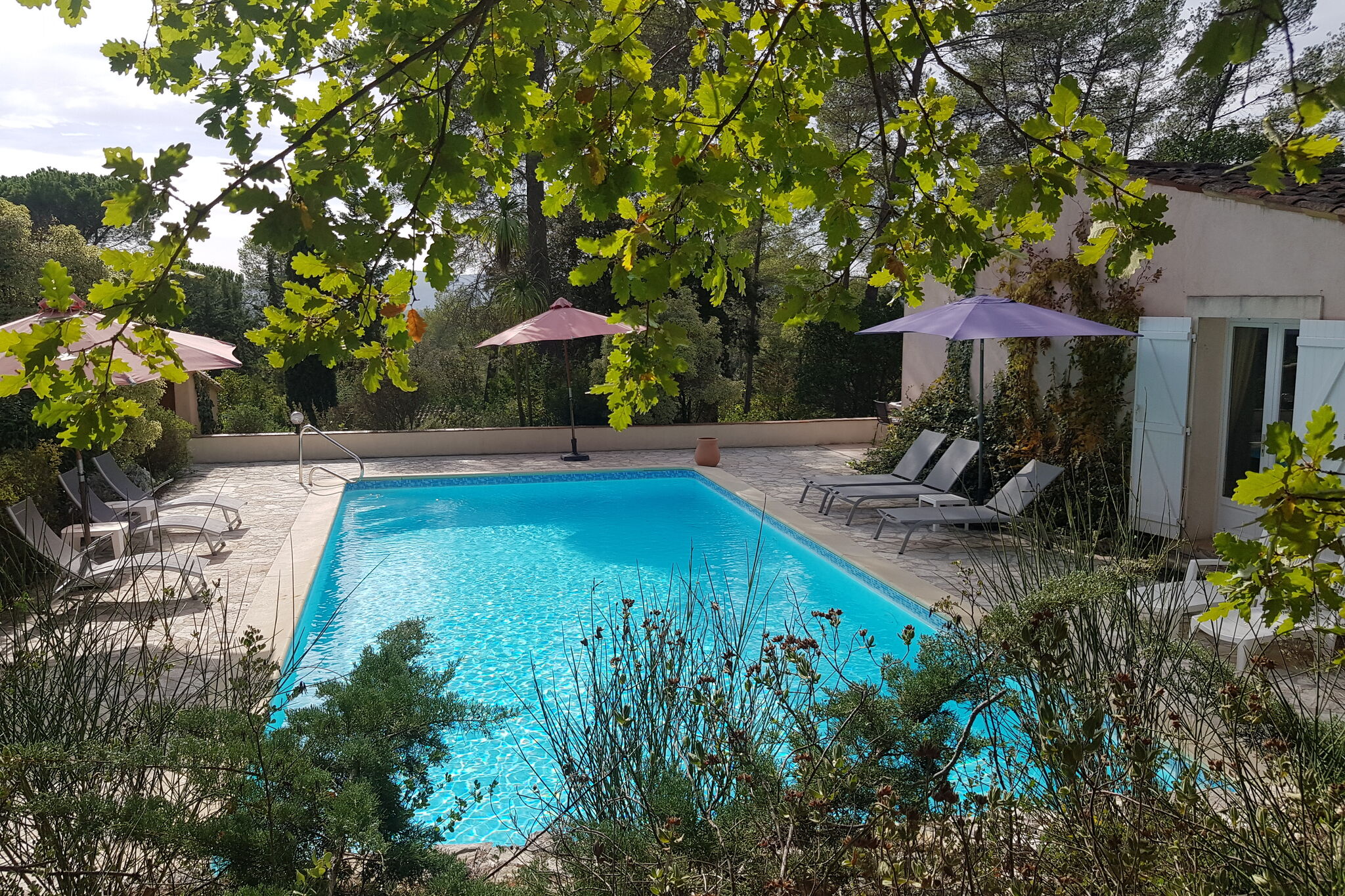 Sfeervolle villa in Bagnols-en-Forêt met prive zwembad