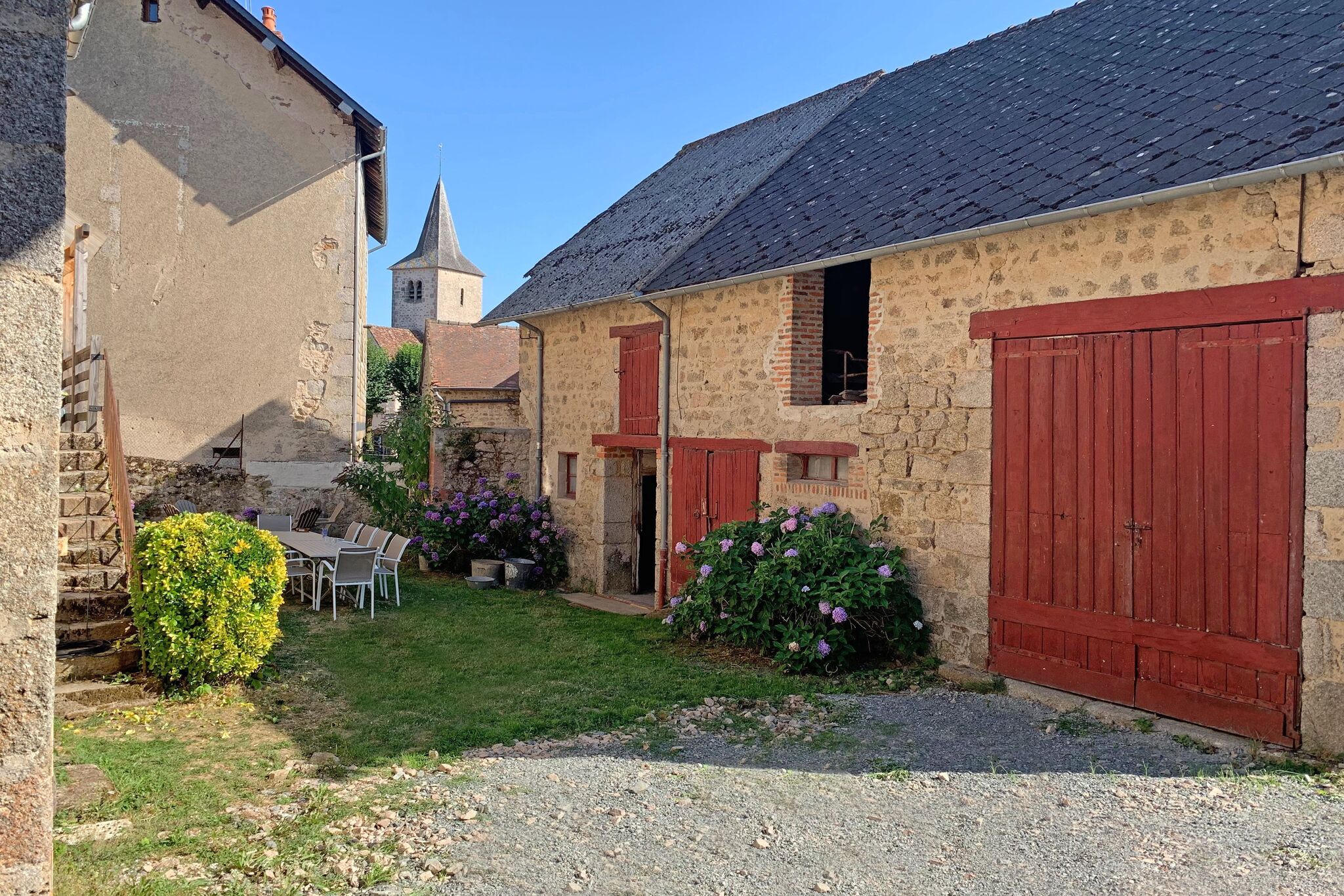 Magnifique maison de village restaurée avec goût et un beau jardin, en Bourgogne