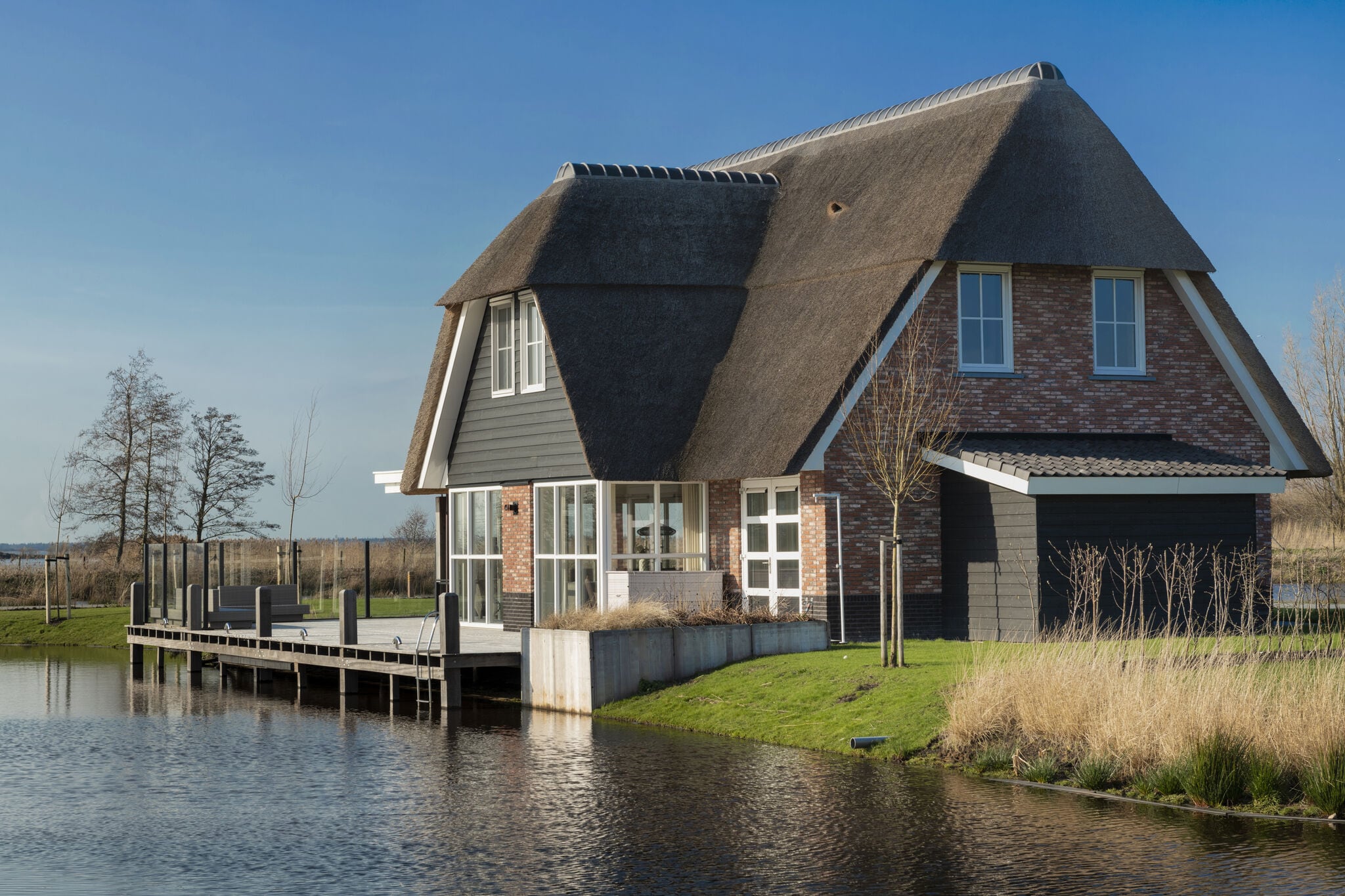 Thatched Villa with a sauna at Tjeukemeer