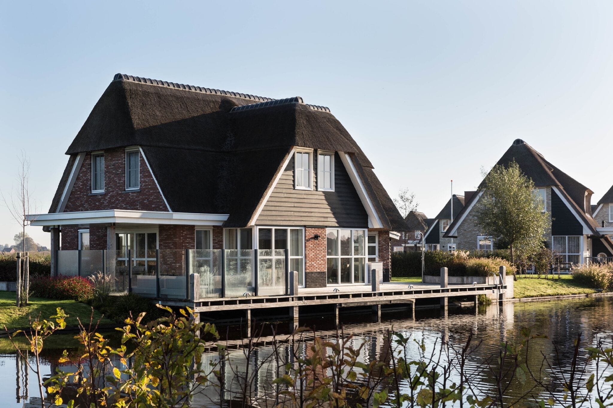 Thatched Villa with a sauna at Tjeukemeer