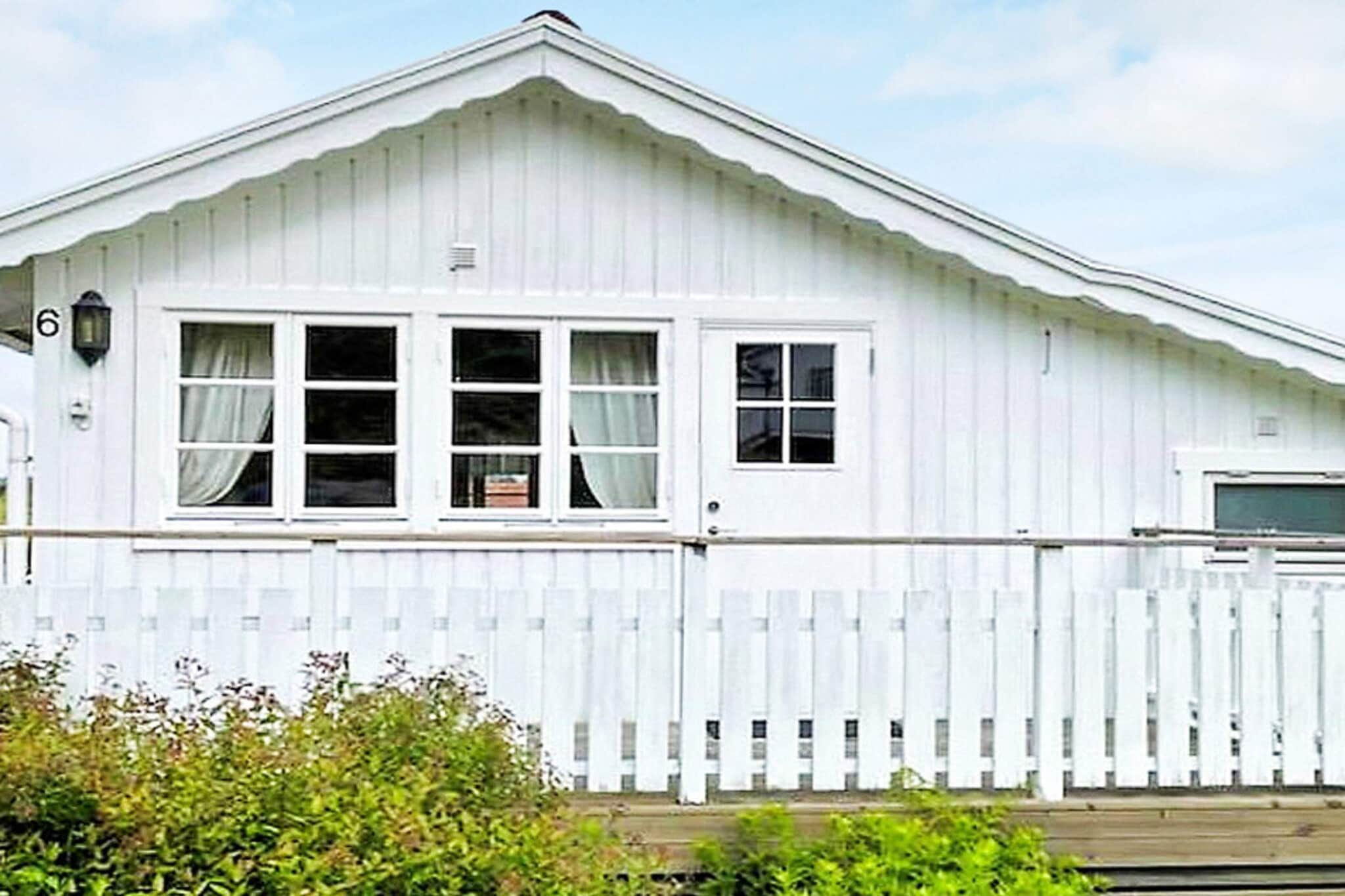 Annex: (2x bunk bed)\n\nopen kitchen(cooker(electric), coffee machine, fridge-freezer), Living/bed room, bedroom(2x bunk bed), bathroom(washbasin, shower, toilet, washing machine), heating(electric), terrace, garden, garden furniture, BBQ, parking