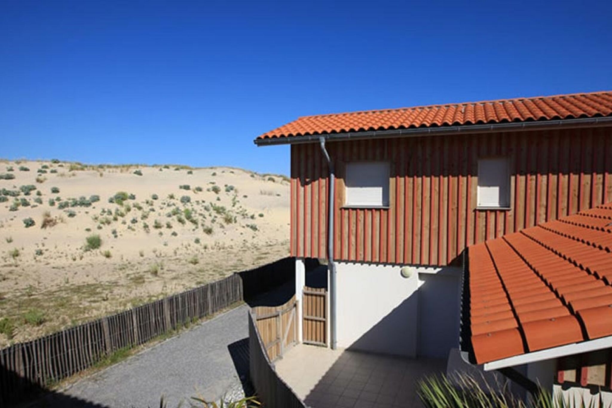 Maison de vacances soignée avec terrasse à 150 m de la plage