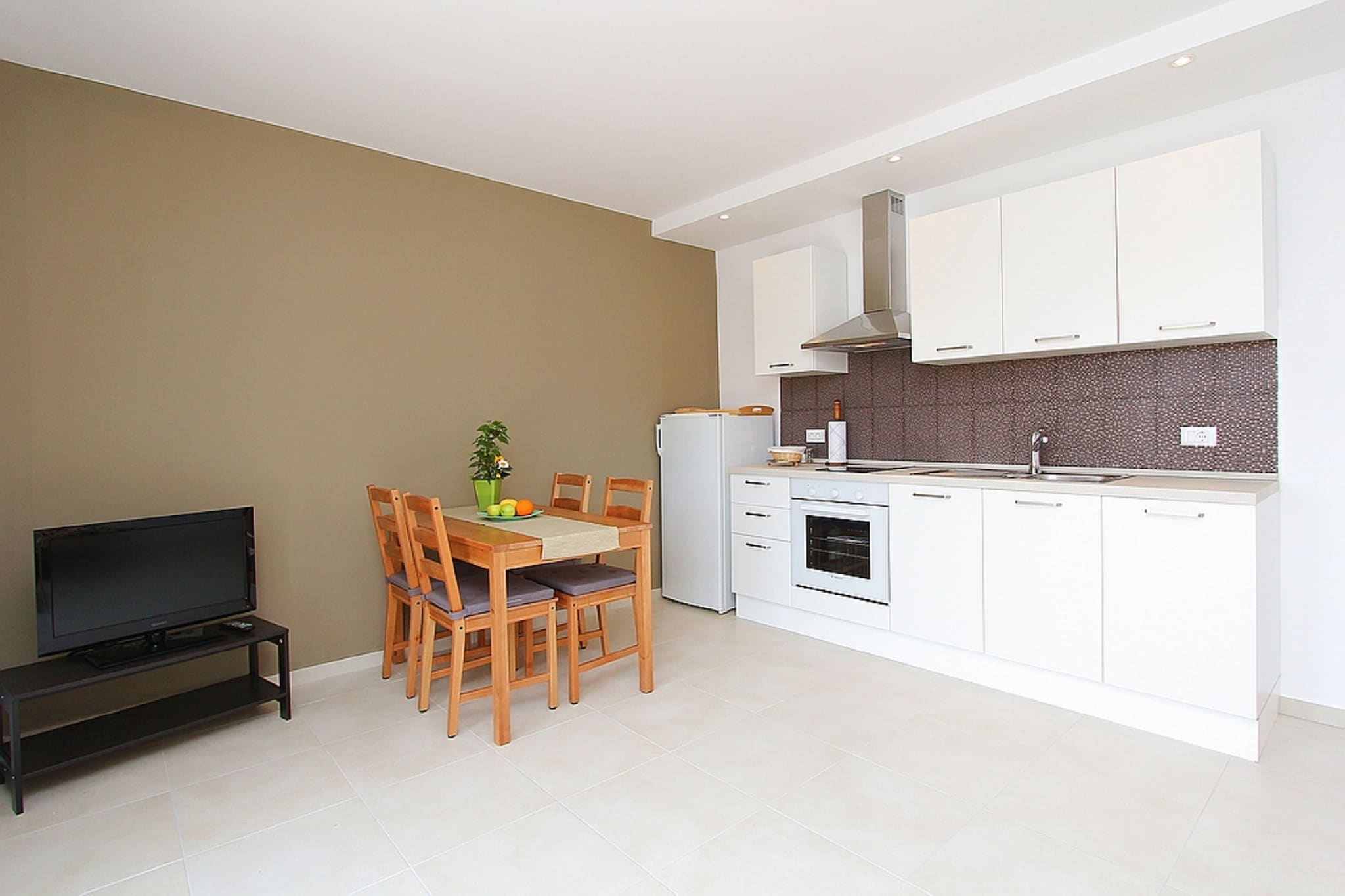 On the 1st floor: (Living room(single sofa bed, TV(satellite), seating area, air conditioning), open kitchen(dining table, hob(2 ring stoves), coffee machine, oven, fridge-freezer), bedroom(double bed(160 x 200 cm)), bathroom(shower, washbasin, toilet), balcony, garden furniture)\n\ngarden(shared with the the owner and other guests, fenced, 420 m2)