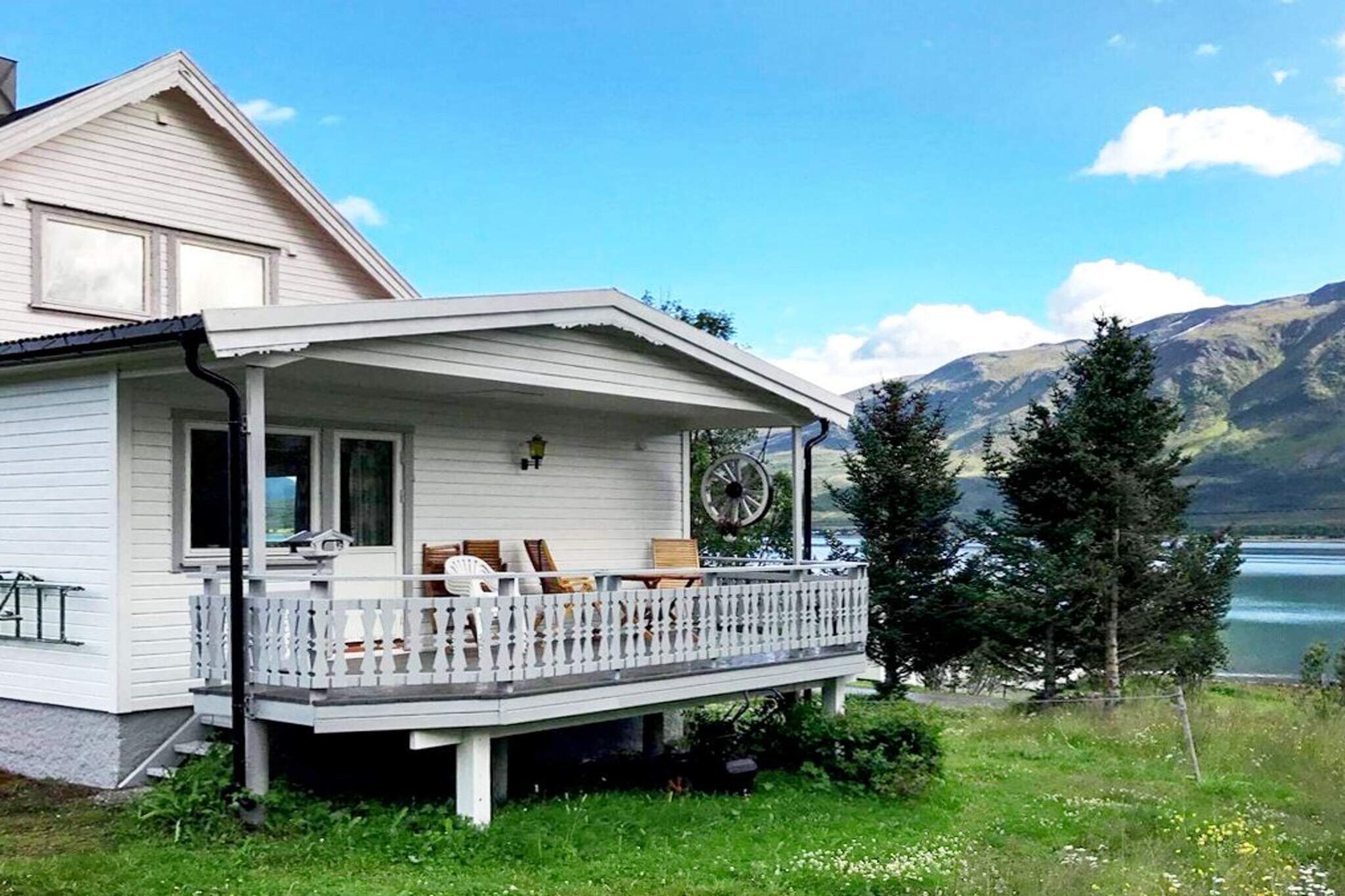 Beautiful holiday home on a quiet view by the sea in Lyngen. Located in an open and beautiful coastal landscape with great hiking terrain for the whole family. Experience the northern lights in the winter and midnight sun in the summer. Rich sea fishing. Boat and motor for rent. The house was restored in 2017 and is well equipped and pleasantly decorated in bright colors. Kitchen, living room and a bedroom on the ground floor. On the first floor, there are 4 bedrooms, 3 with double beds, one with 2 single beds. The smallest bedroom on the 2nd floor has a double bed 1.20 m wide. One bathroom with underfloor heating and one toilet room. In addition, the laundry room has a shower cubicle. The living room has a TV with several international channels, free internet and a wood stove that provides warmth on cold winter days. The house is located 60 m from the sea with great views of the sea and landscape from the kitchen, living room and terrace. A great place for winter experiences with the northern lights dancing in all colors of the sky on clear nights. In summer, the midnight sun is a great sight. The plot is child friendly. Good sea fishing and 12 km to Jægervassdraget with ascent of salmon, sea trout and sea trout. Fishing can be done against the purchase of a fishing license. In the area there is great hiking terrain both summer and winter, in the mountains with magnificent views. 2 km to illuminated cross-country trails. 4.3 km to ski resort on Lyngseidet. Good starting point for day trips by car and bicycle around Lyngen. 20 foot Gemi open, self-draining boat with 80 hp Honda outboard engine, echo sounder, chart plotter, gps, pole holders, can be rented NOK 9,000 incl. Life jackets. The boat is located at the floating pier 2.2 km from the house. THE BOAT IS AVAILABLE BETWEEN 1 MAY AND 1 OCTOBER AND NEEDS TO BE BOOKED IN ADVANCE.