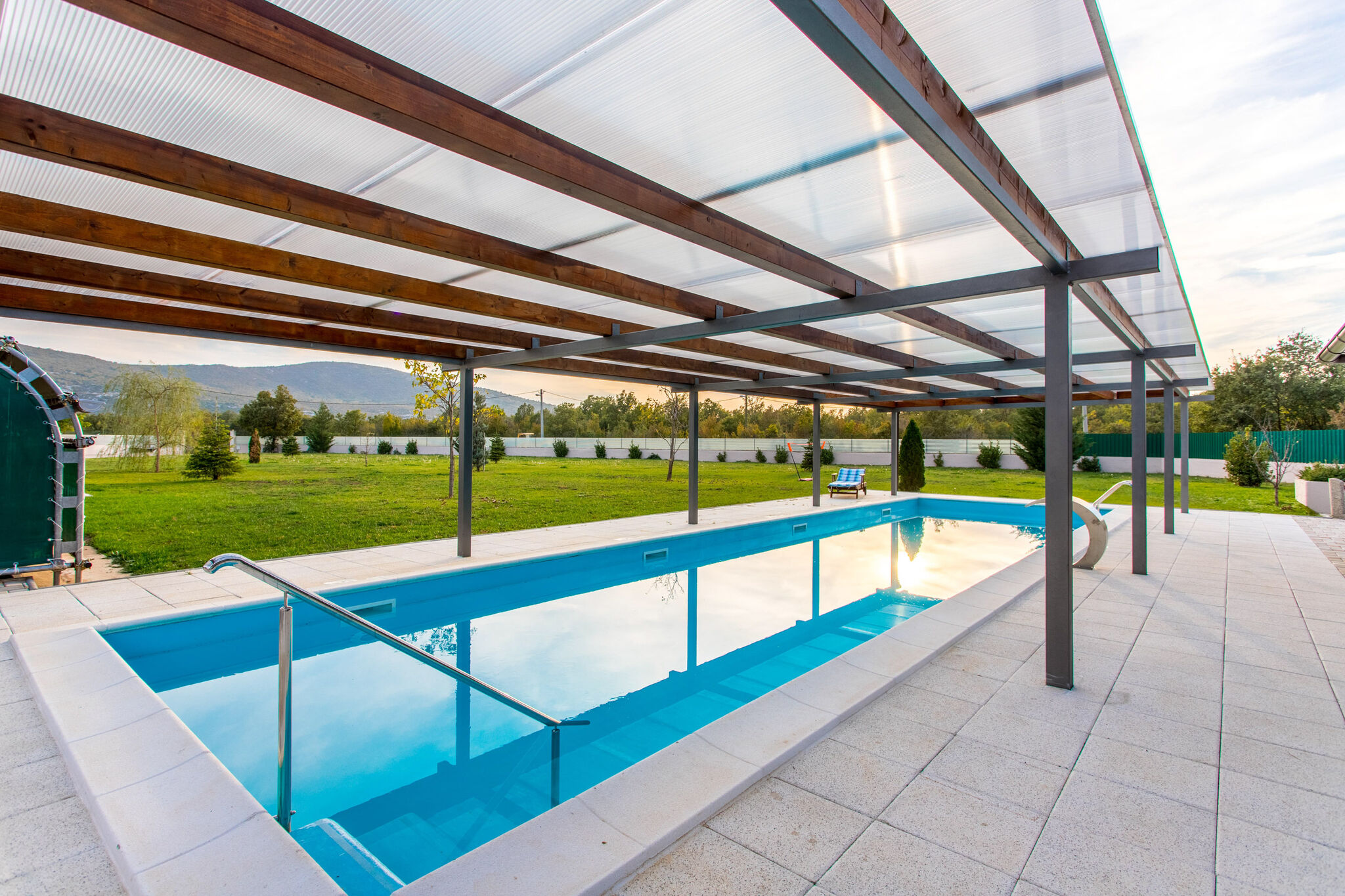 Maison de vacances spacieuse à Neorić avec piscine chauffée