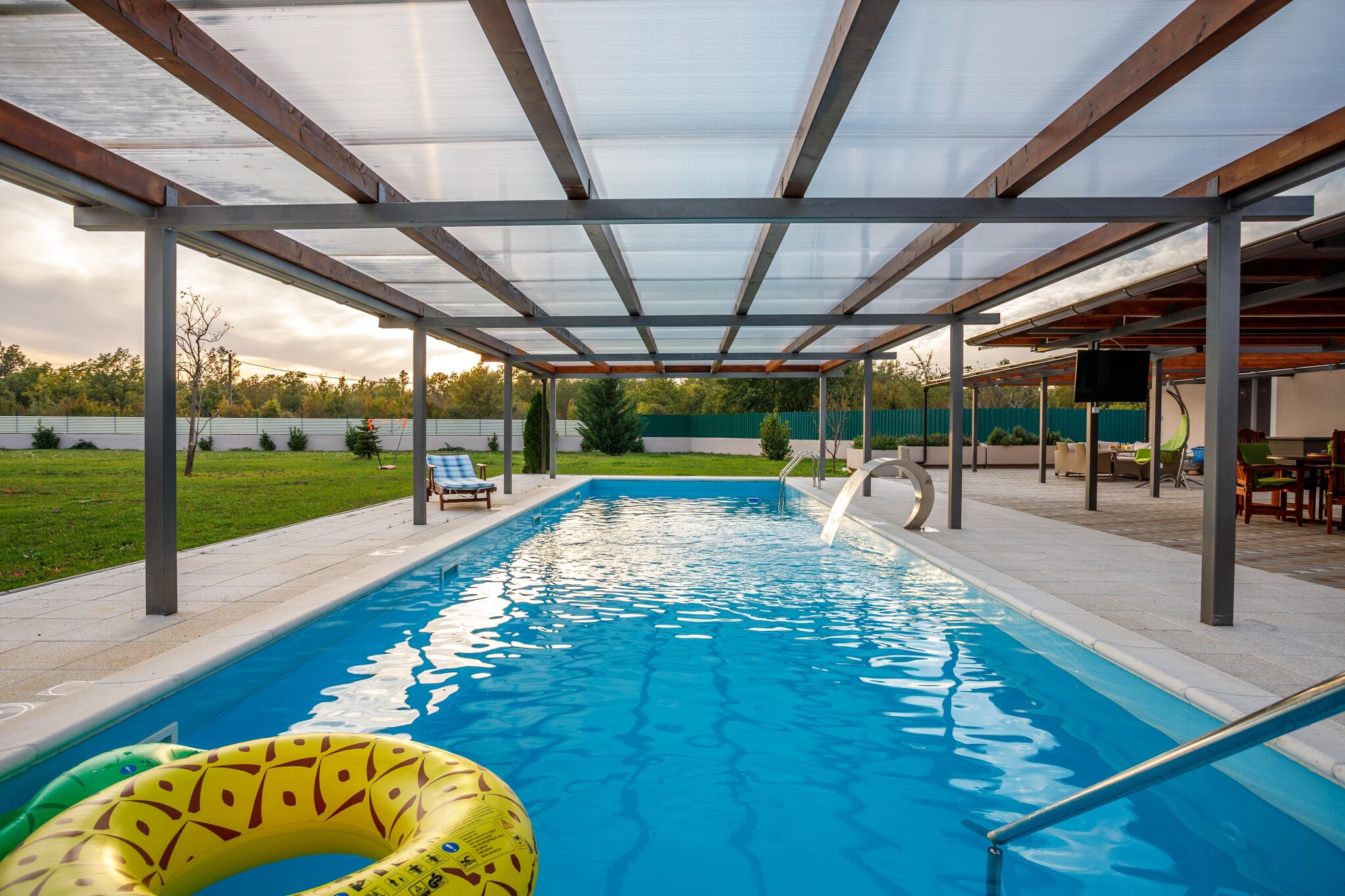 Modern vakantiehuis in Neorić met gedeeld zwembad
