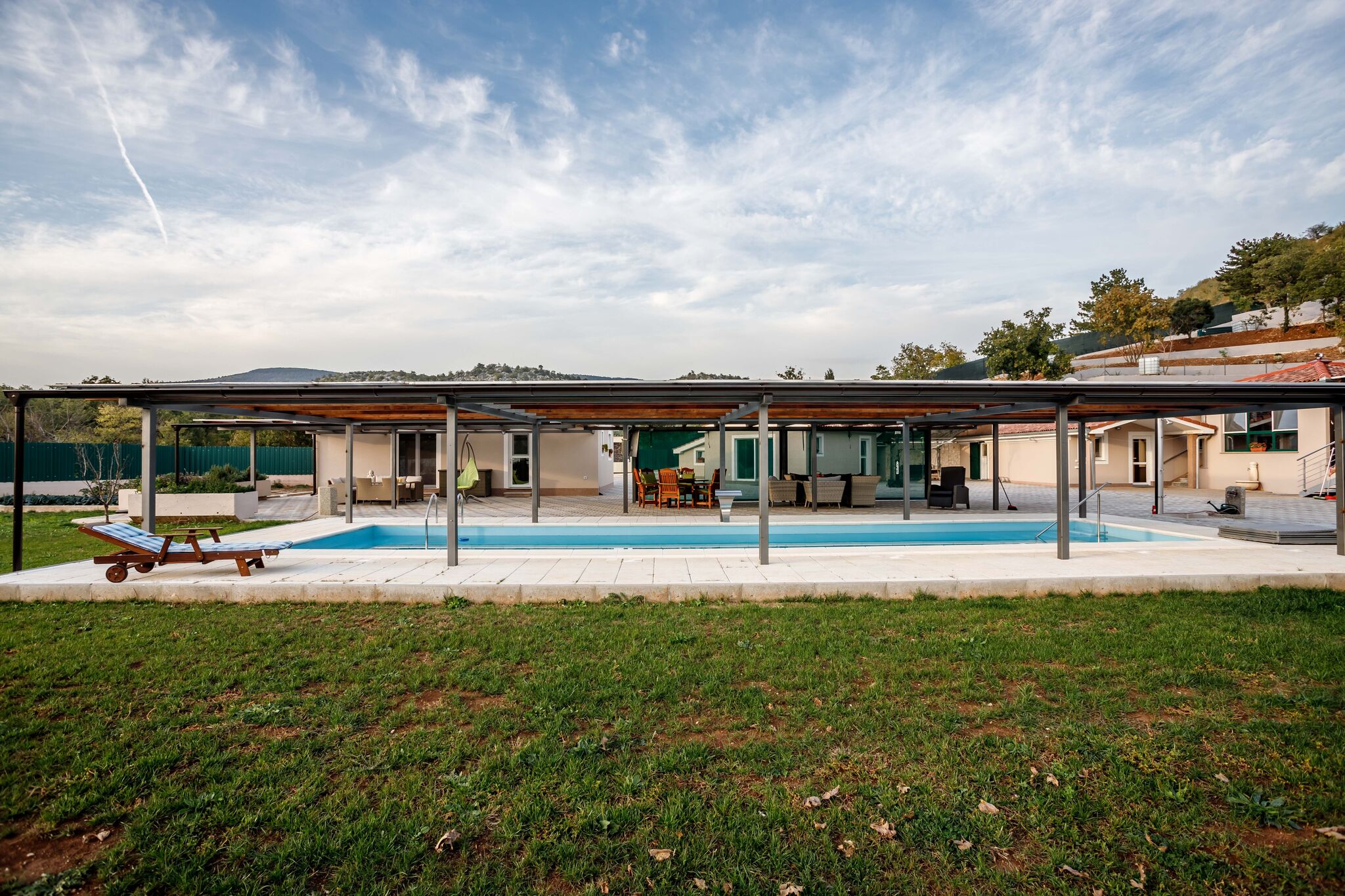 Modern vakantiehuis in Neorić met gedeeld zwembad