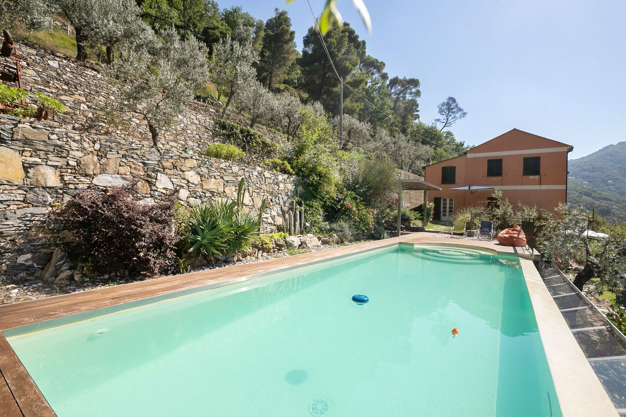 Verträumtes Ferienhaus in Recco mit Swimmingpool