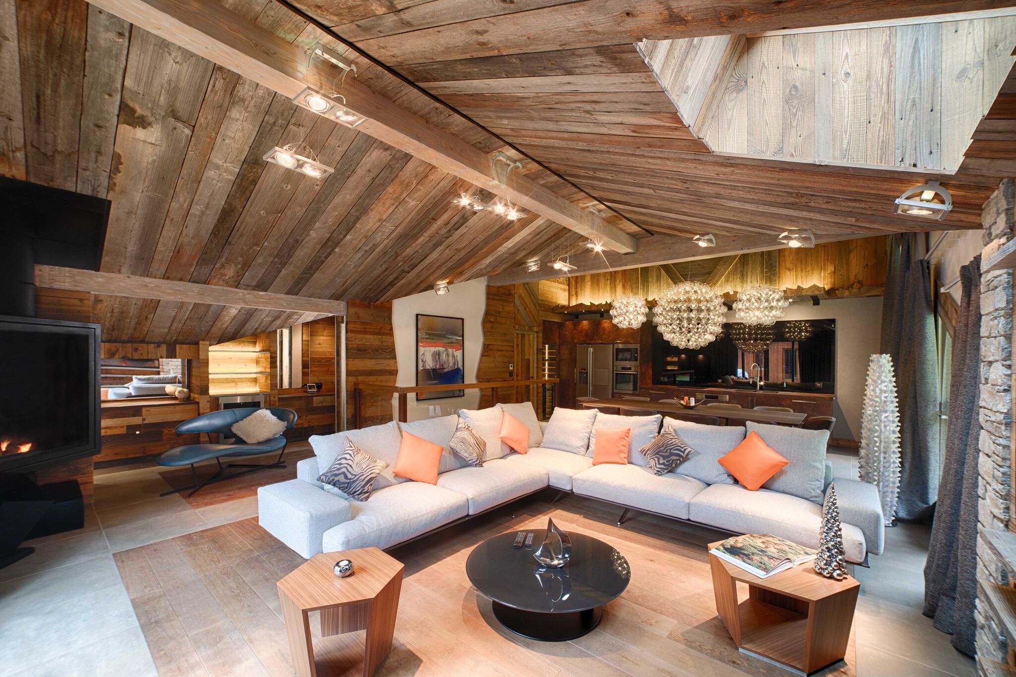 Luxury chalet with swimming pool and jacuzzi, in the heart of the mountains