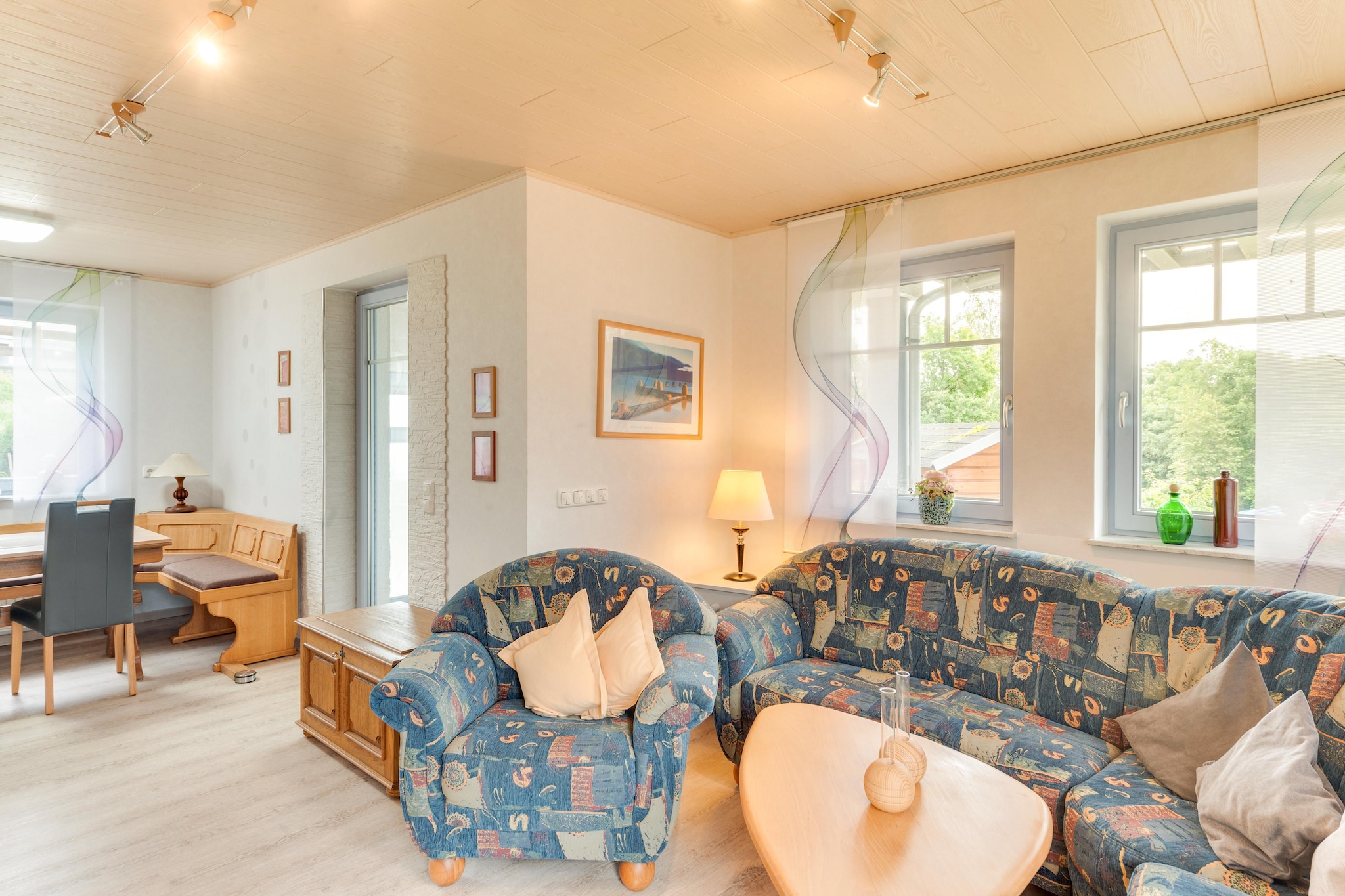 Ground floor: (Entrance, hall, open kitchen(electric kettle, toaster, cooker(4 ring stoves, ceramic, electric), coffee machine(filter), oven, waffle iron, microwave, dishwasher, fridge(+ freezer)), Living/diningroom(double sofa bed(160 x 200 cm), TV(flatscreen, satellite), dining table, radio, CD player), bedroom(single bed, double bed), bathroom(shower, washbasin, toilet, hairdryer))\n\nheating(central, floor heating), terrace(roofed), garden(shared with the owner , partially fenced, 120 m2), garden furniture, BBQ(electric, charcoal), parking, deckchairs, football goal, high chair, party games, insect screens, Sunscreen, Swing set