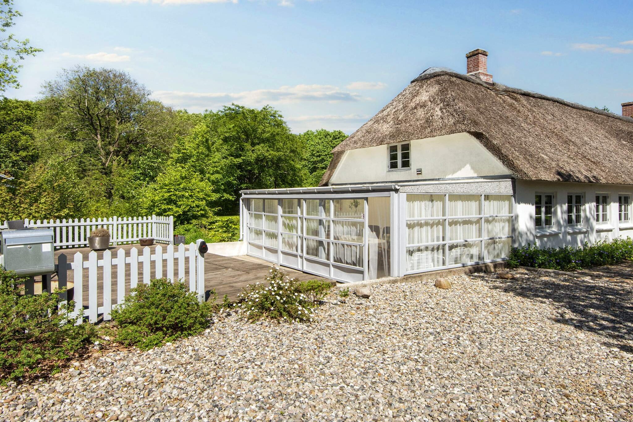 On the most idyllic plot—with the most beautiful view of the surrounding countryside—we have a truly lovely Danish-style farmhouse. It immediately evokes the feeling of “days gone by,” and the moment you step inside, you feel right at home. The living rooms are very well arranged and feature an electric fireplace. The kitchen is spacious and thoughtfully designed. All the bedrooms are also well laid out, offering plenty of space. A unique but very cozy summer house, located within driving distance of both Bork and Skaven Beach. If you bring bicycles, it’s a wonderful ride to Bork Harbor.