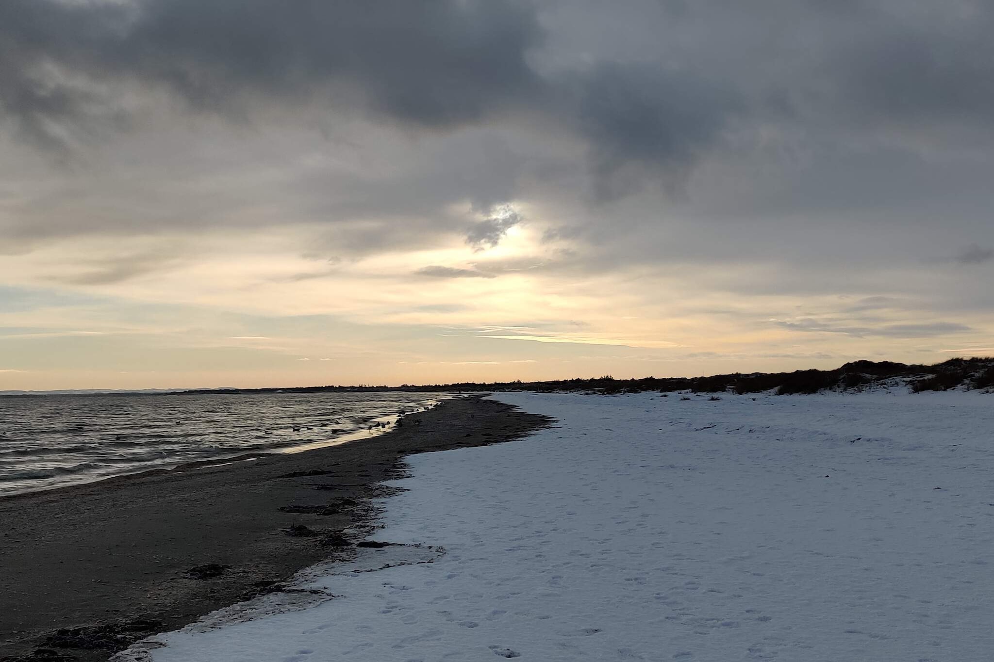 Idyllisch strandverblijf in Albaek-Waterzicht