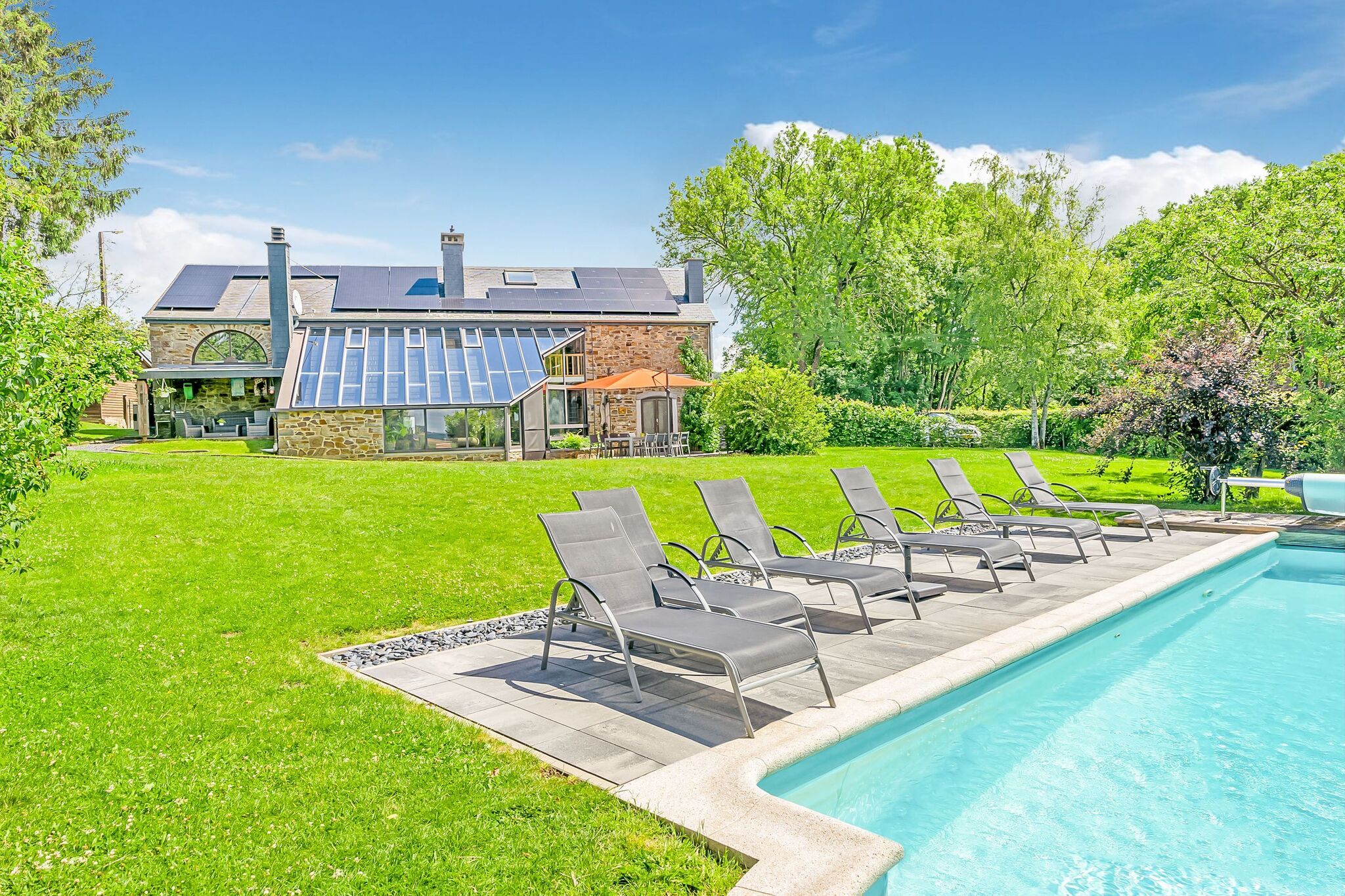 Villa confortable à La Roche-en-Ardenne avec piscine