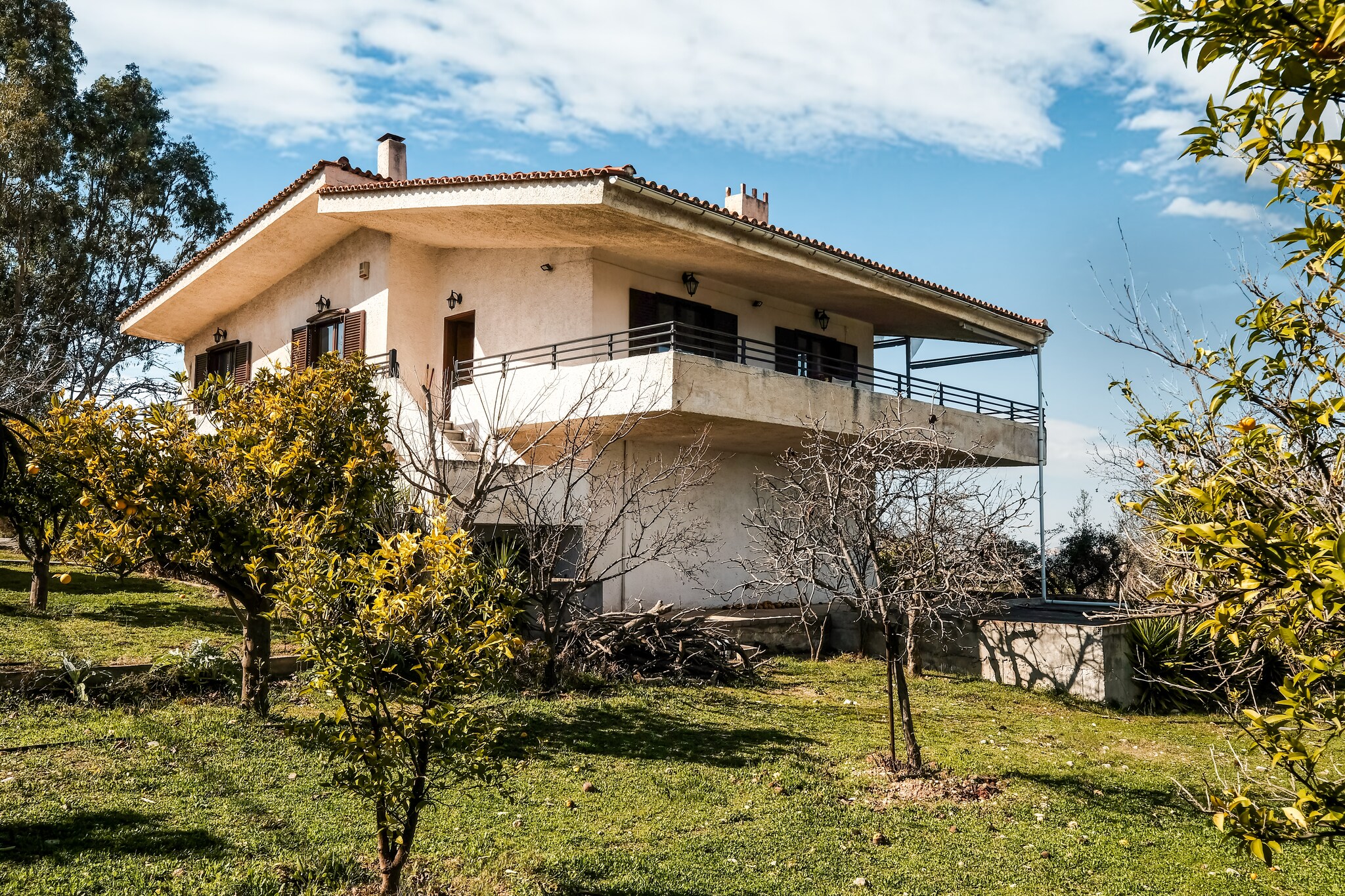 On the 2nd floor: (Living room(TV, dining table, fireplace, seating area), Kitchen(cooker, coffee machine, espresso machine, oven, fridge-freezer), bedroom(double bed, TV), bedroom(double bed, cot), bedroom(single bed, single bed), bathroom(shower, washbasin, toilet, washing machine), bathroom(washbasin, toilet))\n\nveranda(seating area), microwave, dishwasher, heating, air conditioning, BBQ, parking