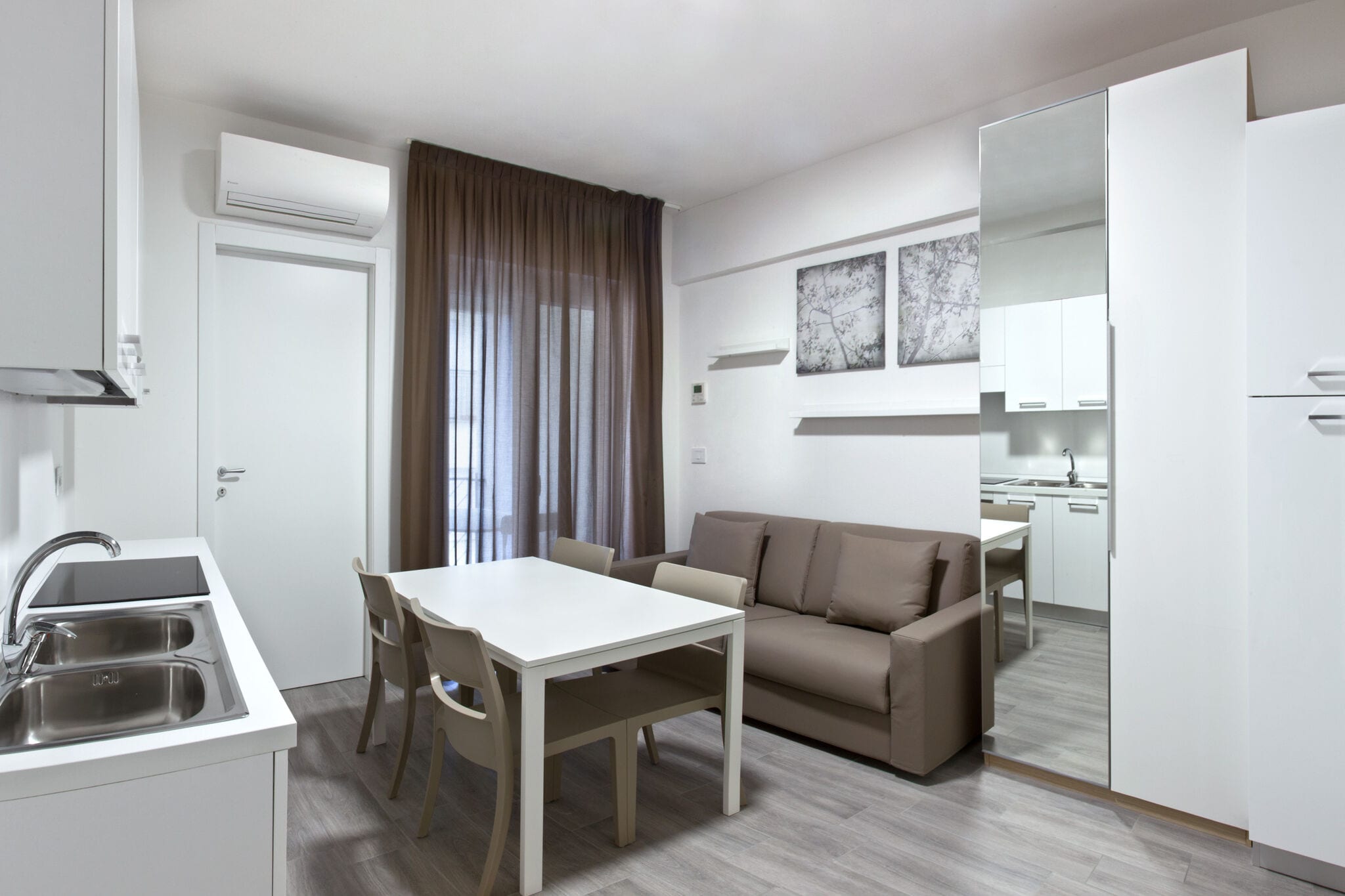 Modern ingericht appartement met airco vlakbij zee