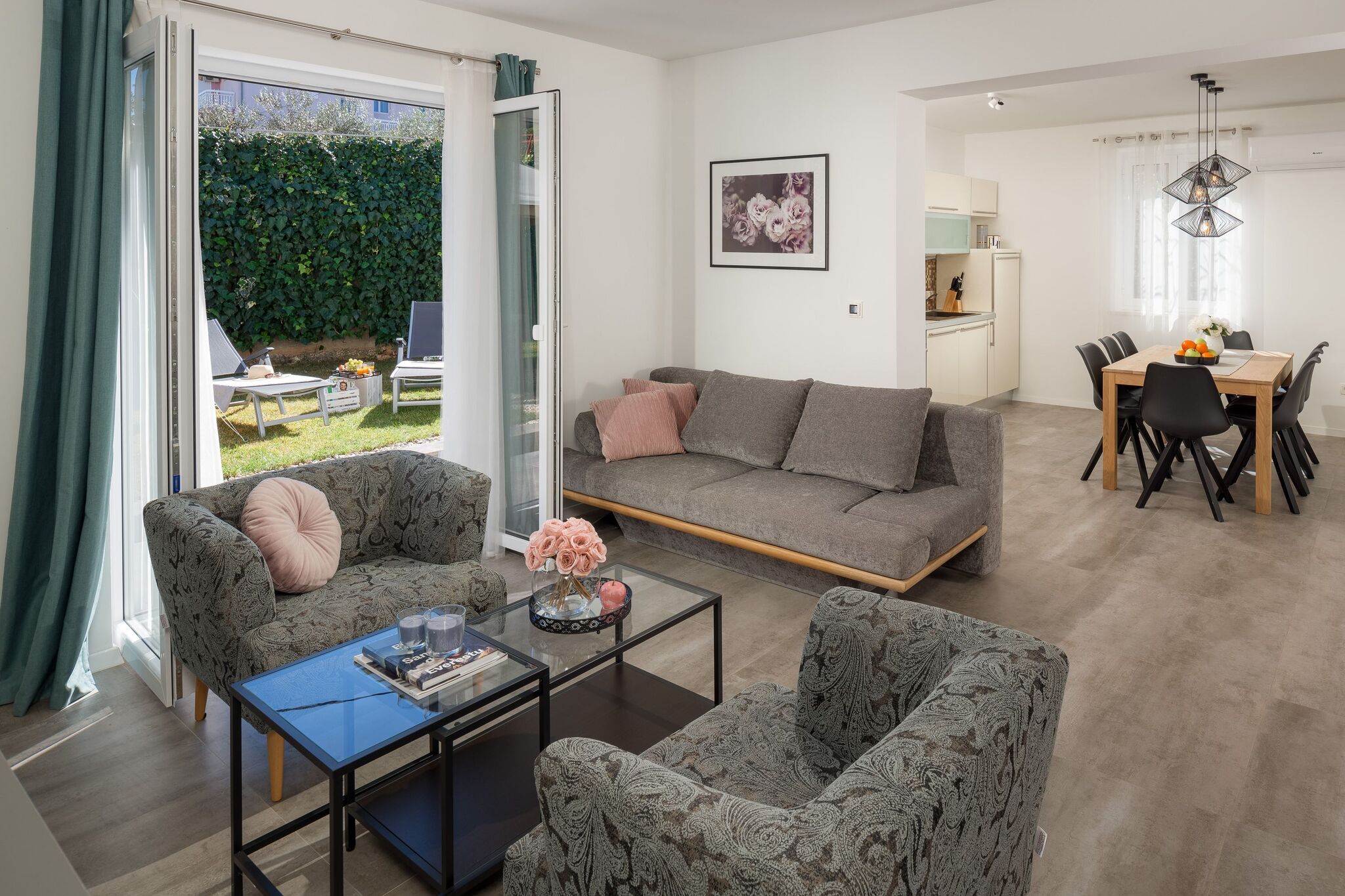 Moderne Villa Roko für 6 Personen mit Whirlpool in Trogir in Strandnähe