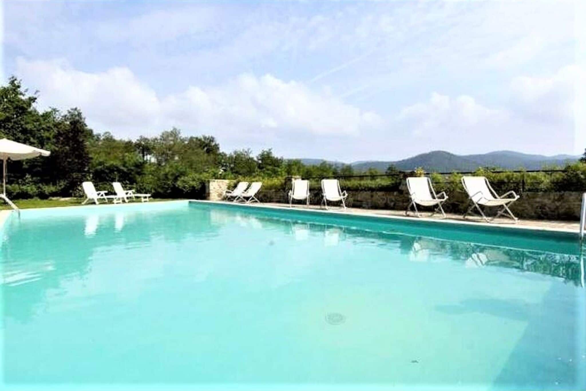 Rustiek appartement in Greve in Chianti met zwembad
