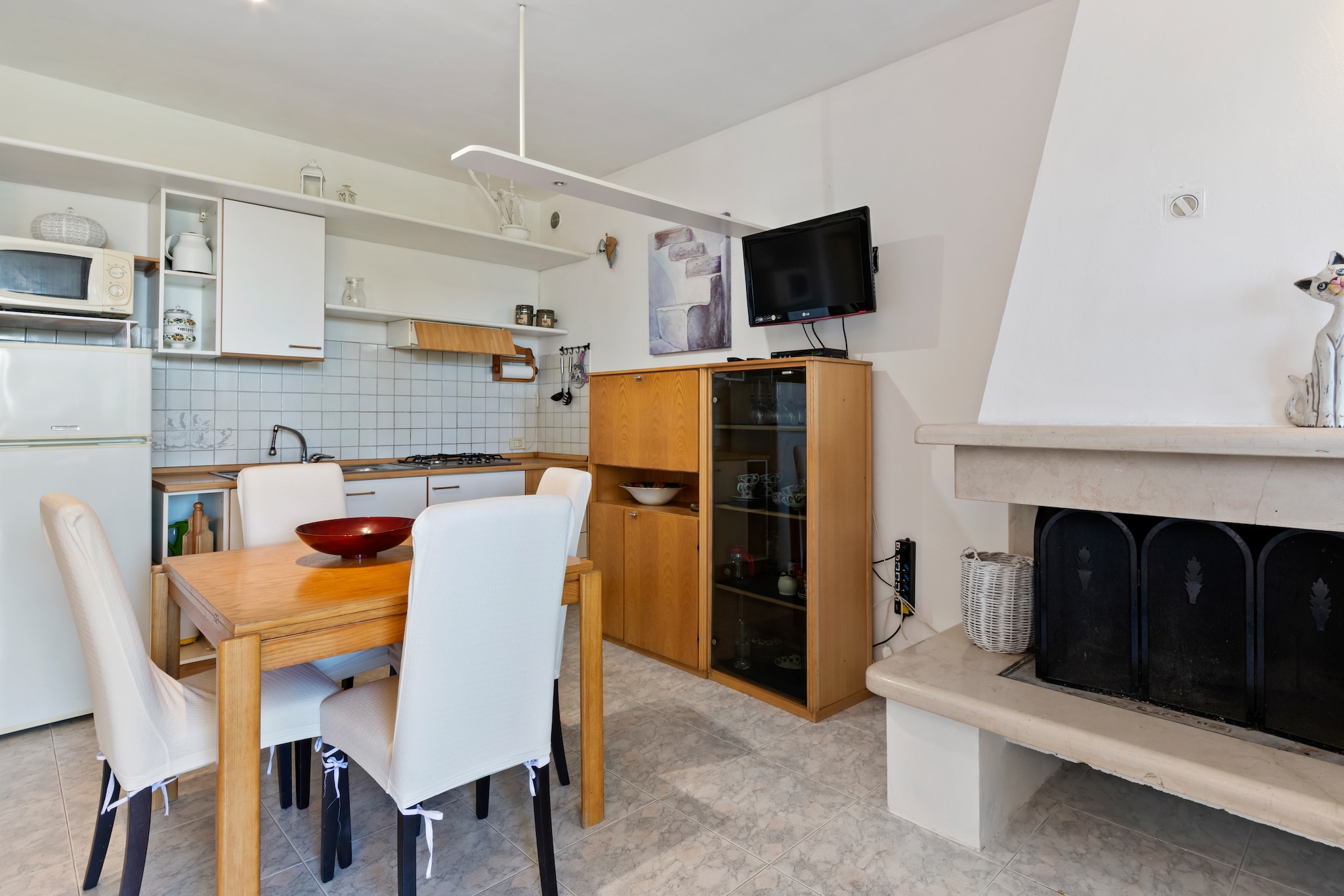 Ground floor: (open kitchen(hob(4 ring stoves, gas), microwave, fridge-freezer), Living/diningroom(double sofa bed, TV(satellite), decorative fireplace), bedroom(double bed), bathroom(shower, washbasin, toilet, bidet, washing machine), air conditioning)\n\ngarage, TV, bathtub or shower, terrace(private), garden(shared with other guests), garden furniture, parking, swimming pool(shared with other guests, including separate children’s swimming pool (depth 50cm), 18 x  9 m.)