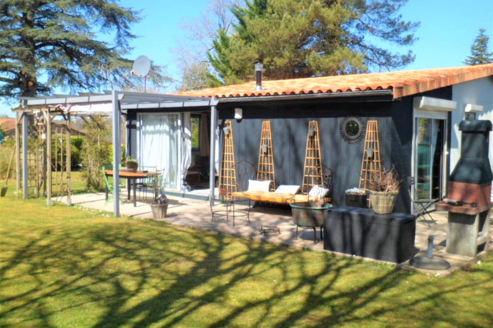 Quaint Holiday Home in Écuras with pool, close to Dordogne